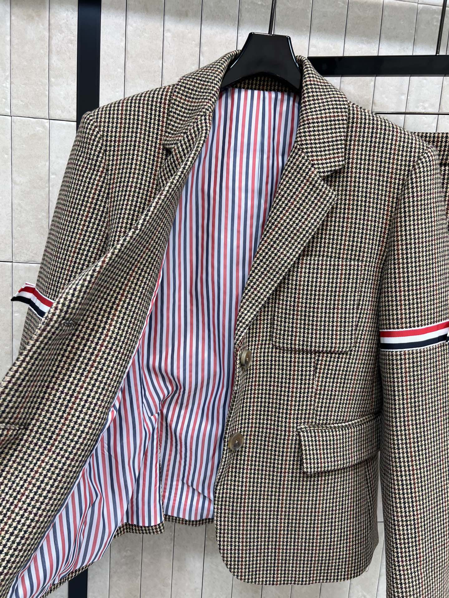 TB 25秋冬新款 英伦风复古格纹外套+短裙 经典元素的红白蓝杠条标识 翻领修身的版型搭配压褶短裙 上身