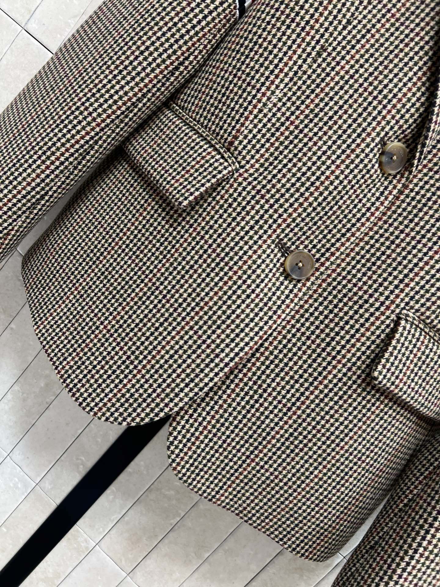 TB 25秋冬新款 英伦风复古格纹外套+短裙 经典元素的红白蓝杠条标识 翻领修身的版型搭配压褶短裙 上身