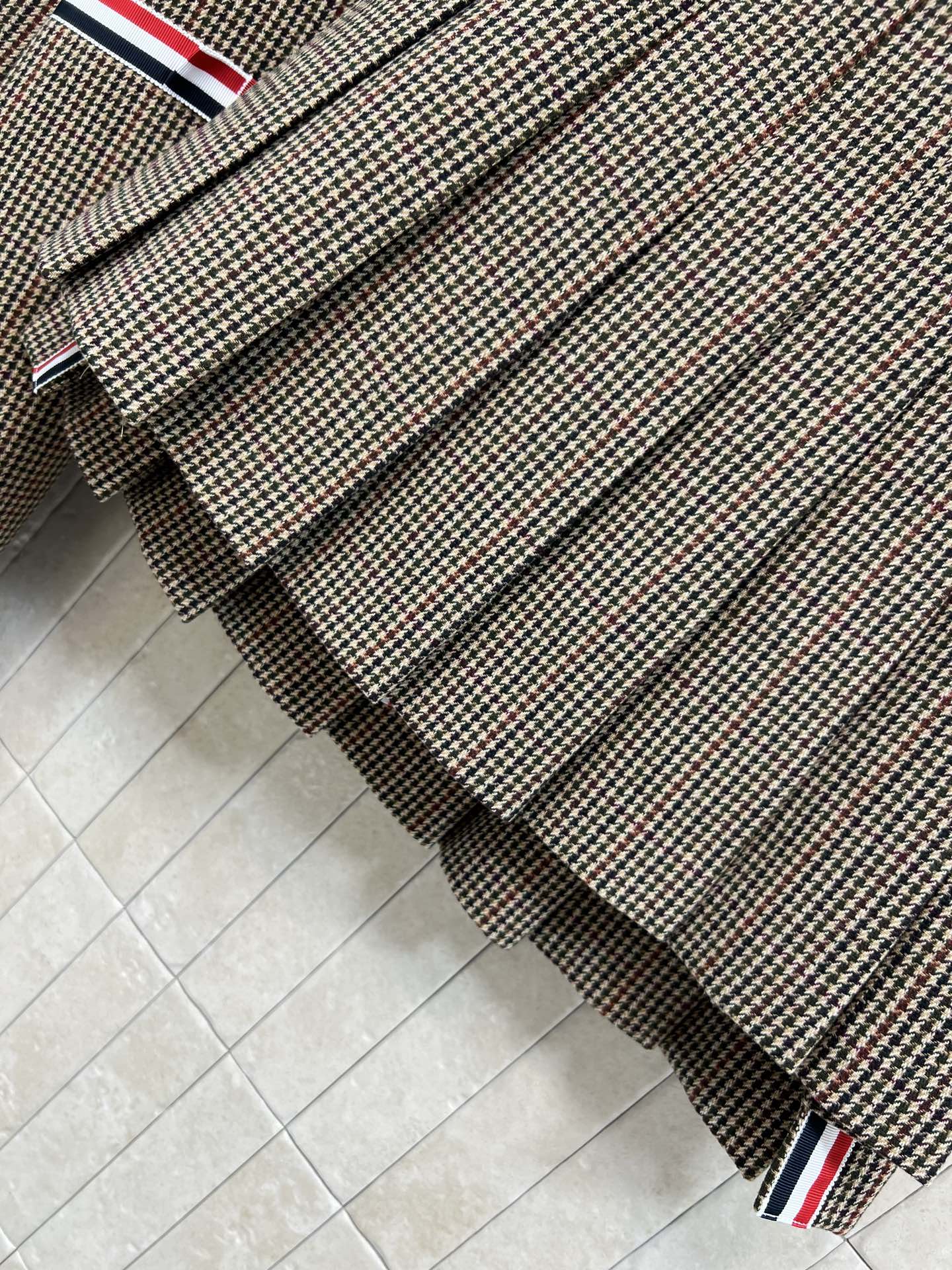 TB 25秋冬新款 英伦风复古格纹外套+短裙 经典元素的红白蓝杠条标识 翻领修身的版型搭配压褶短裙 上身