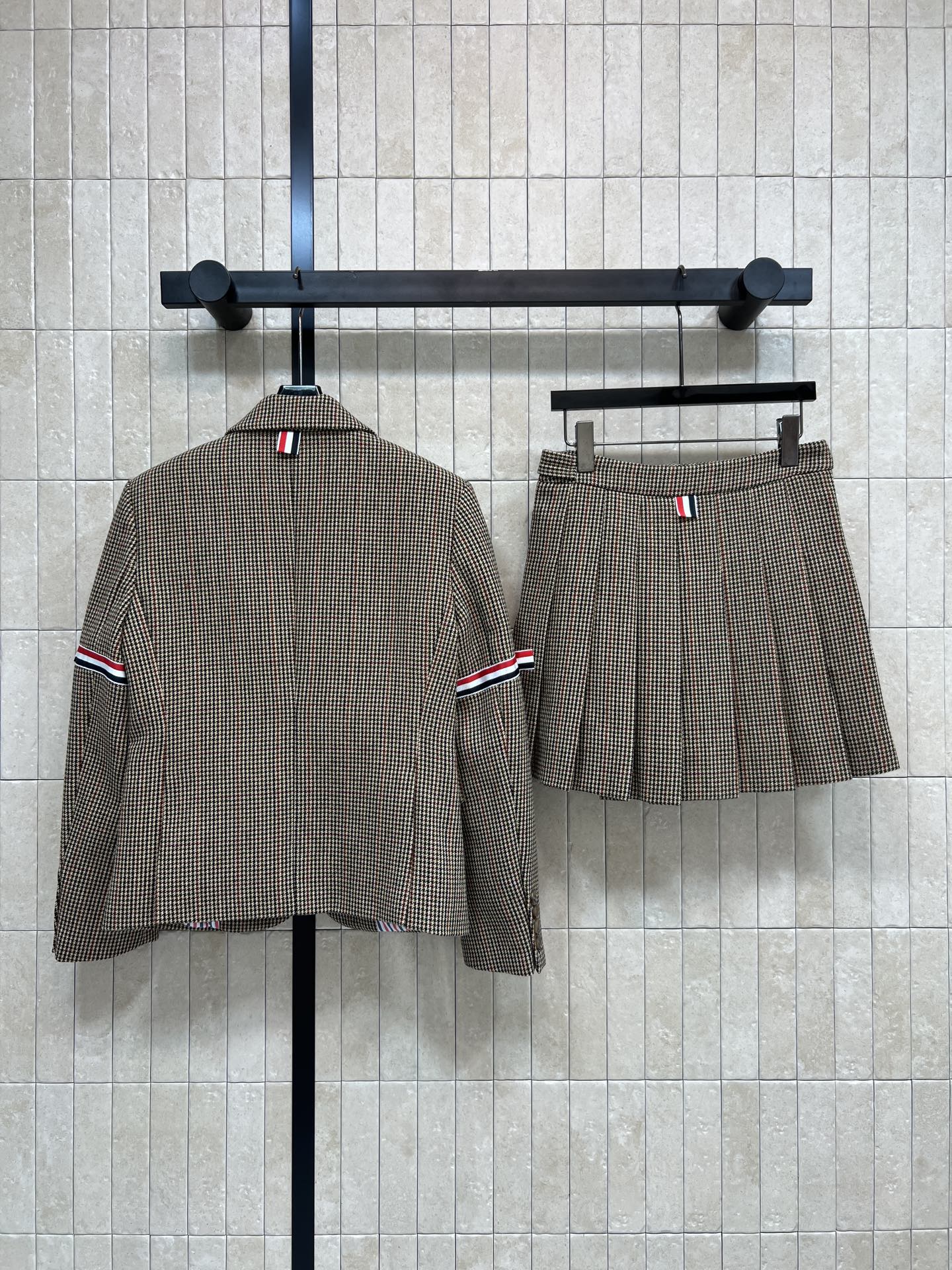 TB 25秋冬新款 英伦风复古格纹外套+短裙 经典元素的红白蓝杠条标识 翻领修身的版型搭配压褶短裙 上身