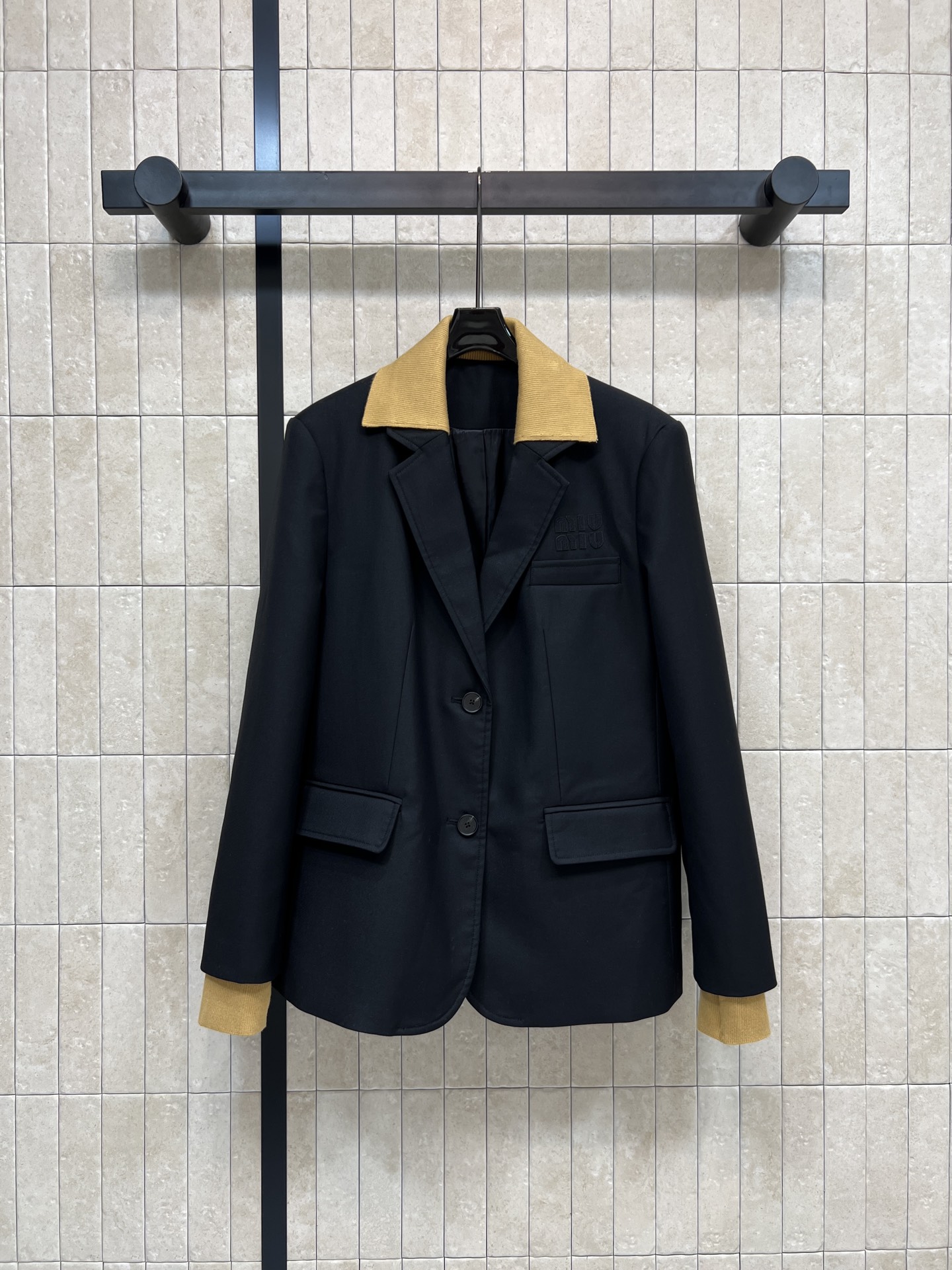 NO:606844,MIU's 25 new autumn and winter style fake two-piece suit jacket adopts unique splicing thread fake two-piece design, full of layering!  It has the smart style of a suit and the casual feel of a jacket. It kills two birds with one stone. It has a full vacation atmosphere. It is very suitable for spring and summer wear ~ it can be easily used for daily life or vacation. It is practical and fashionable. One color and three sizes,,miumiu,jackets & coats,business suit,alexander wang19860909MIU家 25秋冬新款 假两件设计西装外套 采用独特拼接螺纹假两件设计 层次感满满！ 即有西装干练范又有外套的休闲感 一举两得 度假氛围感拉满 春夏穿搭超适合~无论日常还是度假都能轻松驾驭 实用又时髦 一色三码,,miumiu,jackets & coats,business suit,alexander wang,Women's clothing