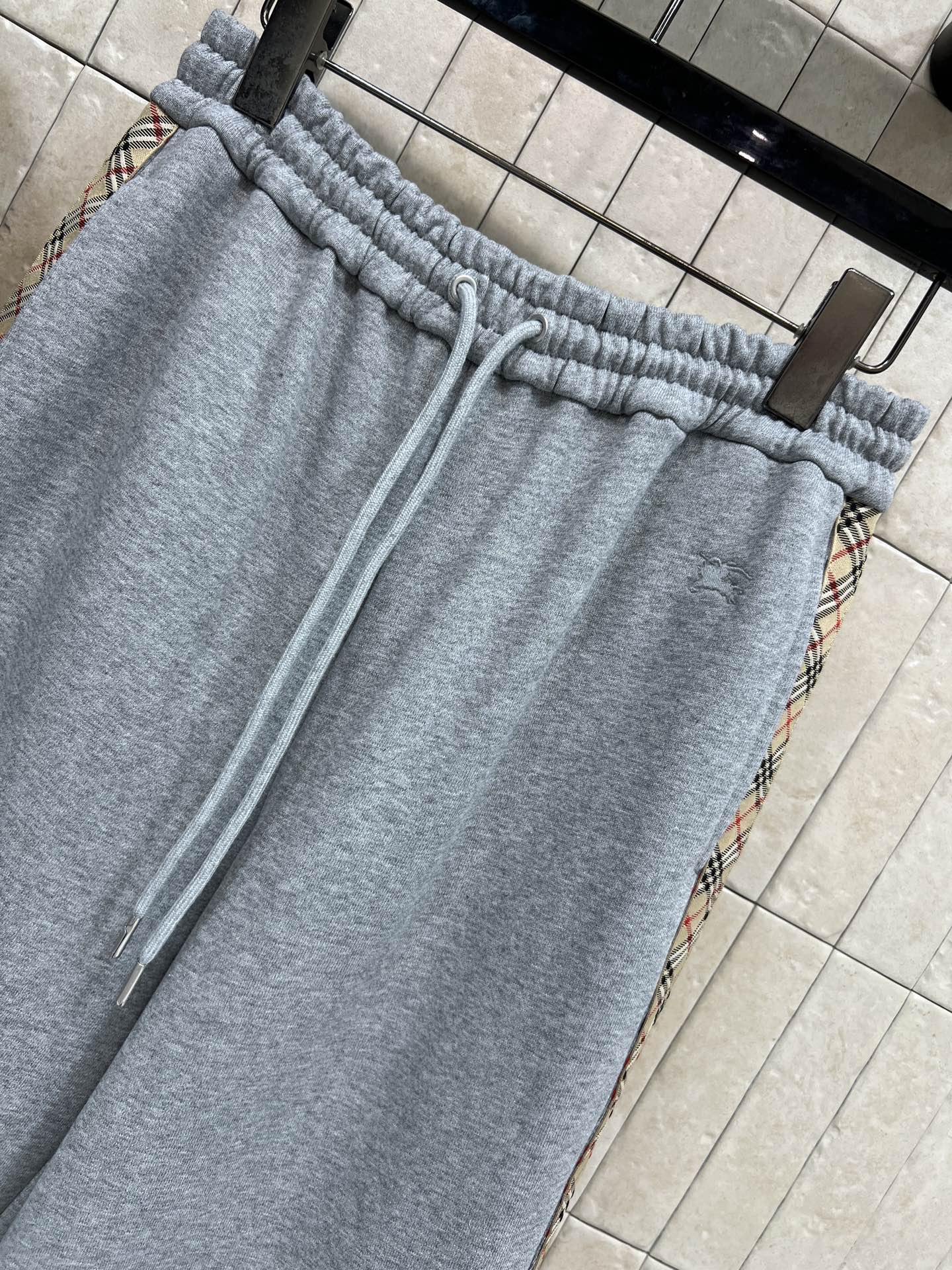 BUR家 25秋冬新款 格纹拼接休闲套装 连帽卫衣+高腰休闲裤 一套搭配上身帅气又时尚休闲 经典的版型百