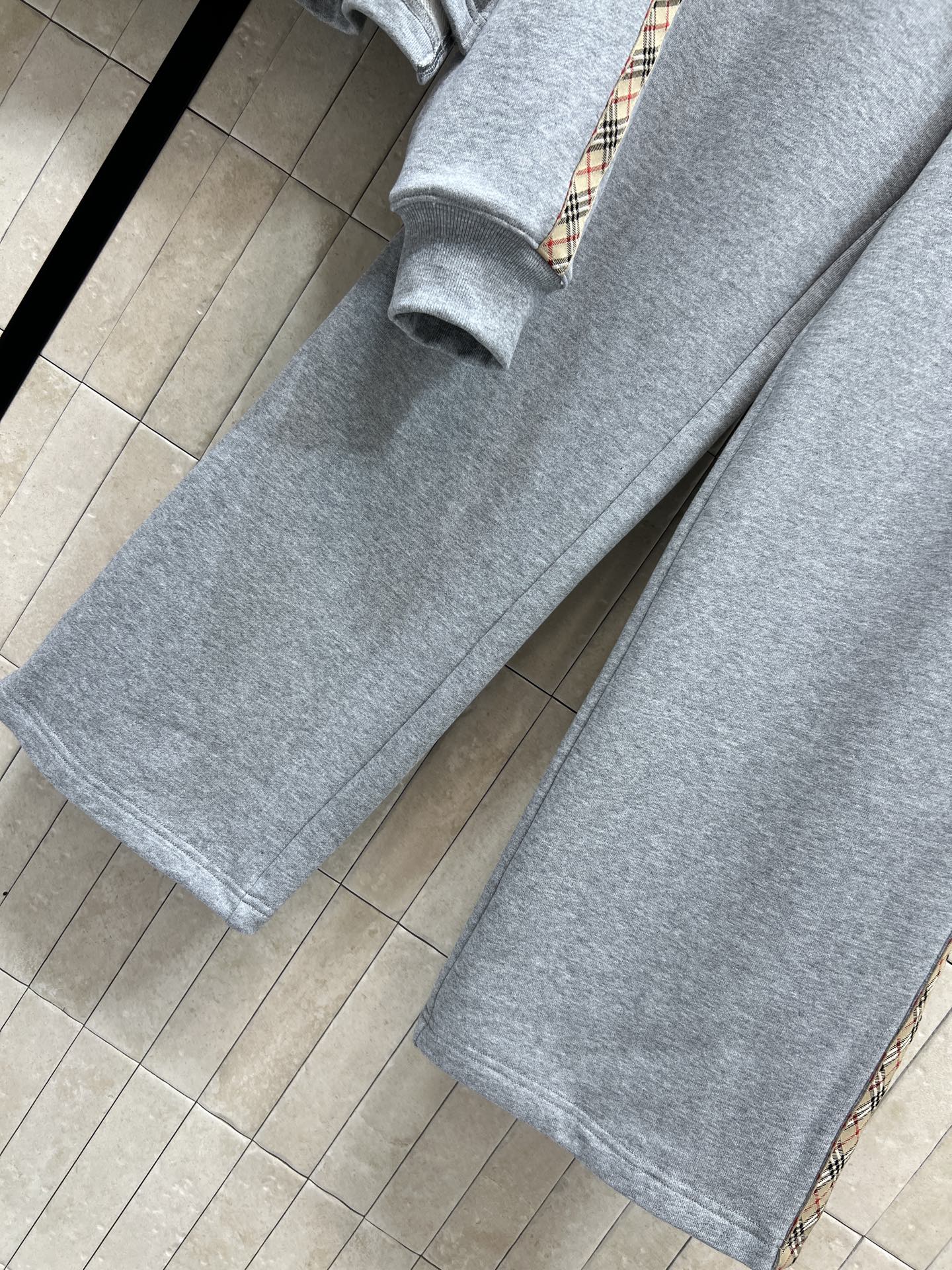 BUR家 25秋冬新款 格纹拼接休闲套装 连帽卫衣+高腰休闲裤 一套搭配上身帅气又时尚休闲 经典的版型百