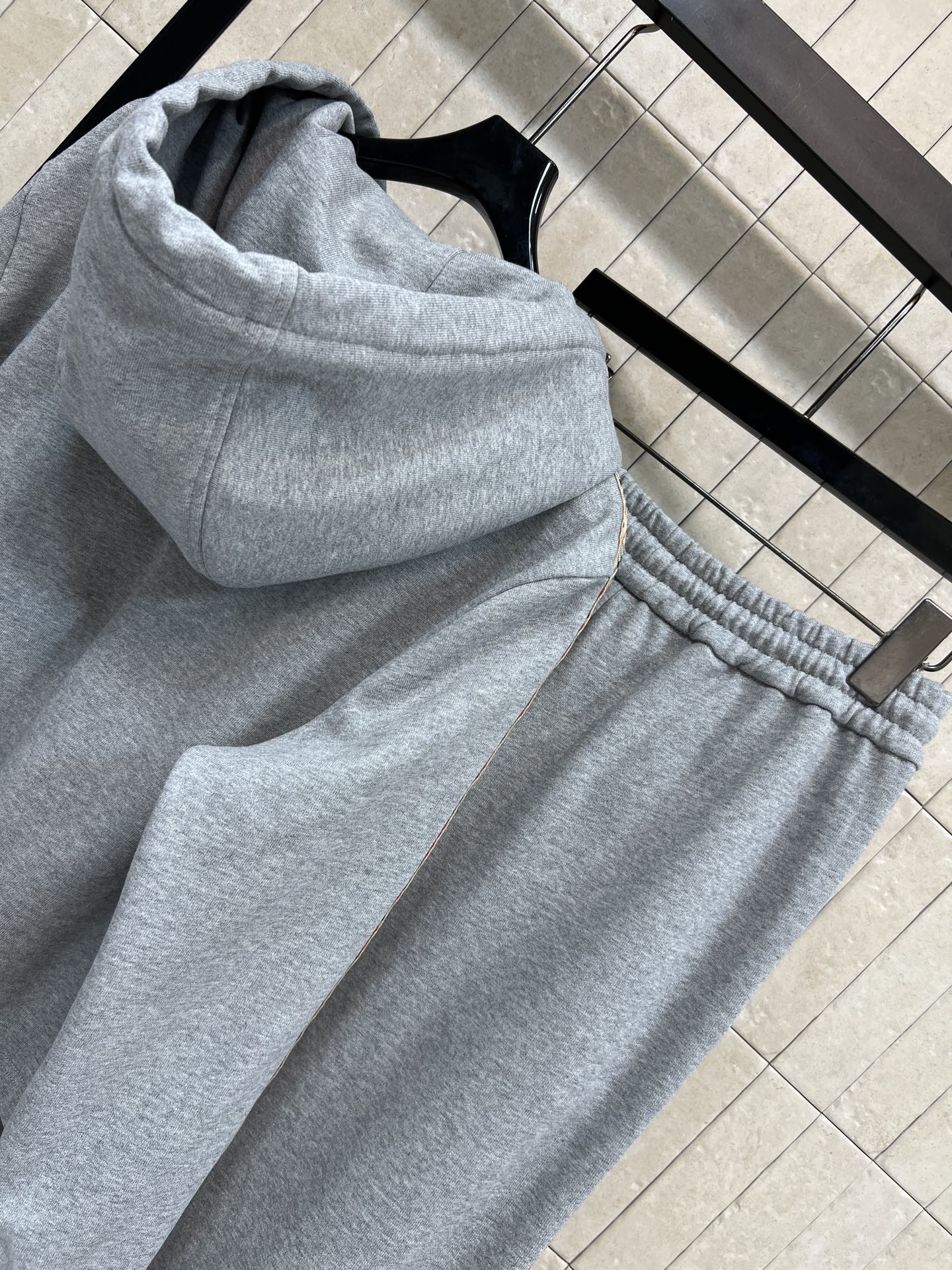 BUR家 25秋冬新款 格纹拼接休闲套装 连帽卫衣+高腰休闲裤 一套搭配上身帅气又时尚休闲 经典的版型百