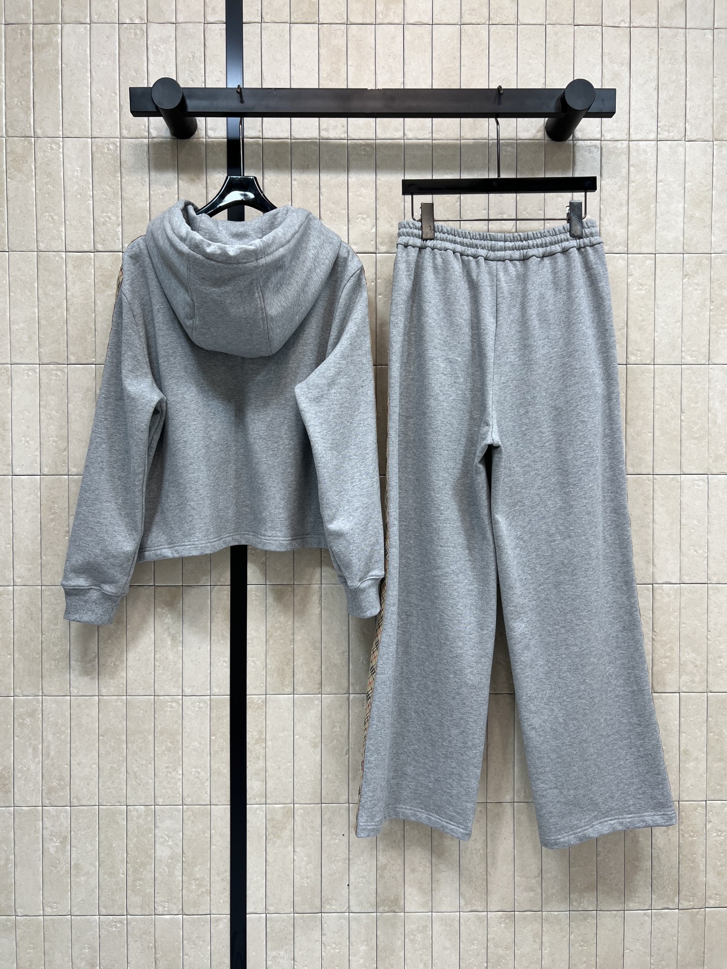 BUR家 25秋冬新款 格纹拼接休闲套装 连帽卫衣+高腰休闲裤 一套搭配上身帅气又时尚休闲 经典的版型百