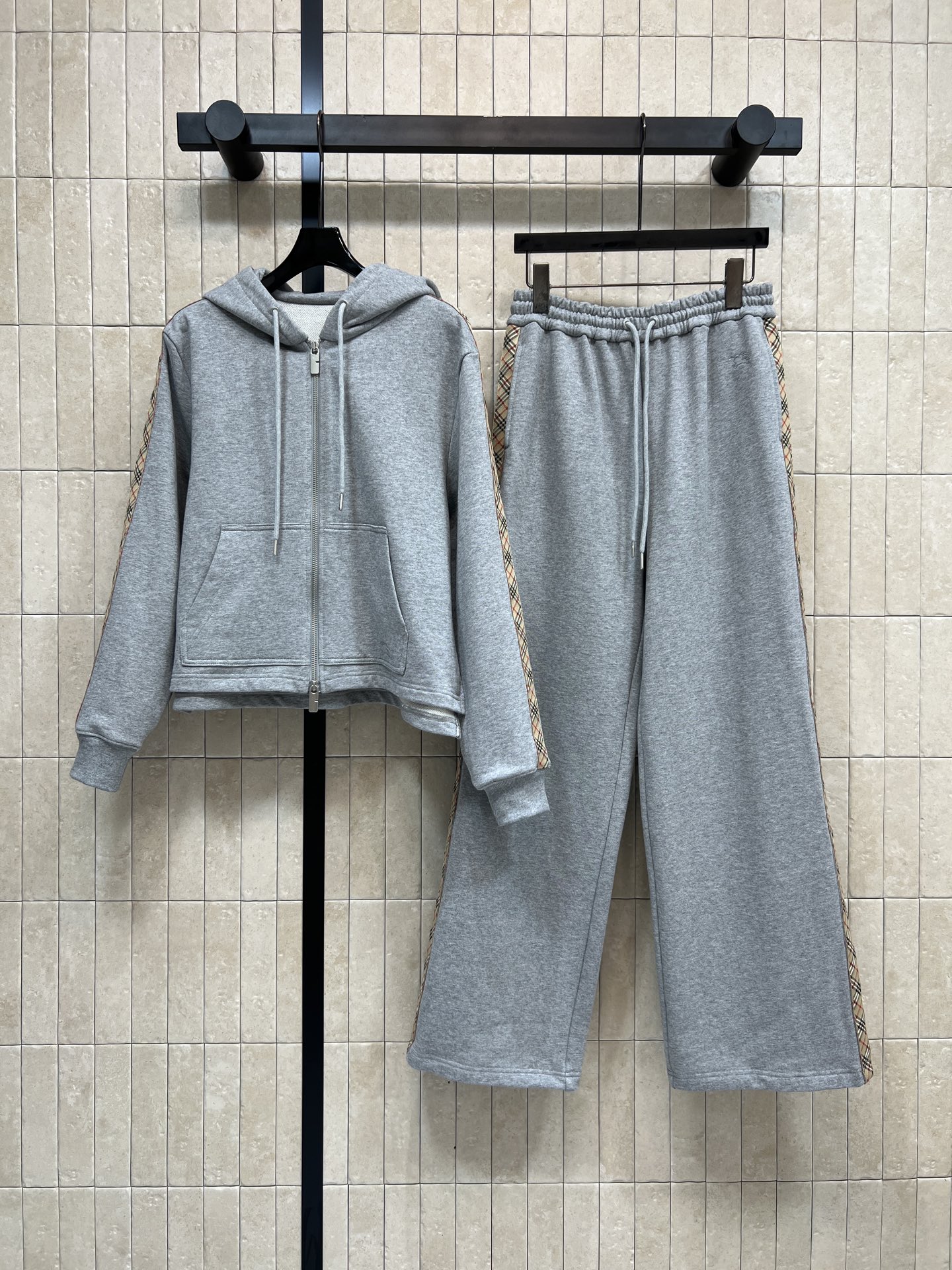 NO:606855,BUR's 25 new autumn and winter style plaid splicing casual suit, hooded sweatshirt + high-waisted casual pants, a set that matches the upper body, is handsome, fashionable and casual. The classic version is versatile and not picky. It uses classic plaid elements to splice layers. It is decorated with classic knight embroidery patterns. It is suitable for home or going out. No matter how you wear it, you can't go wrong!  The details and workmanship are great. Sold as a set, two colors and three sizes, Size/S-M-L, burberry, hoodie, sweatshirts, hats, alexander wang19860909BUR家 25秋冬新款 格纹拼接休闲套装 连帽卫衣+高腰休闲裤 一套搭配上身帅气又时尚休闲 经典的版型百搭不挑人 采用经典的格纹元素拼接层次感 经典骑士刺绣图案装饰 居家或外出都很适合 怎么穿都不出错！细节做工都很赞 一套出售 两色三码 Size/S-M-L,,burberry,hoodie,sweatshirts,hats,alexander wang,Women's clothing