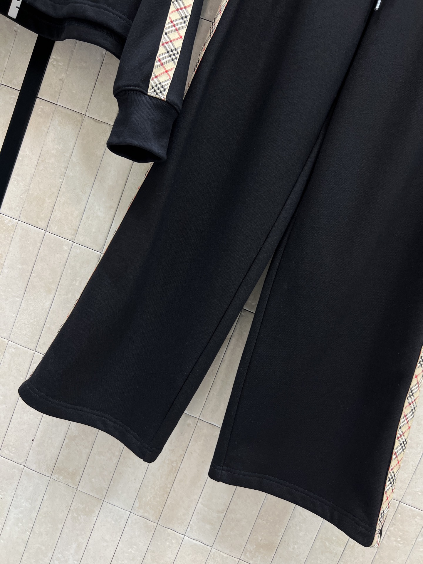 BUR家 25秋冬新款 格纹拼接休闲套装 连帽卫衣+高腰休闲裤 一套搭配上身帅气又时尚休闲 经典的版型百