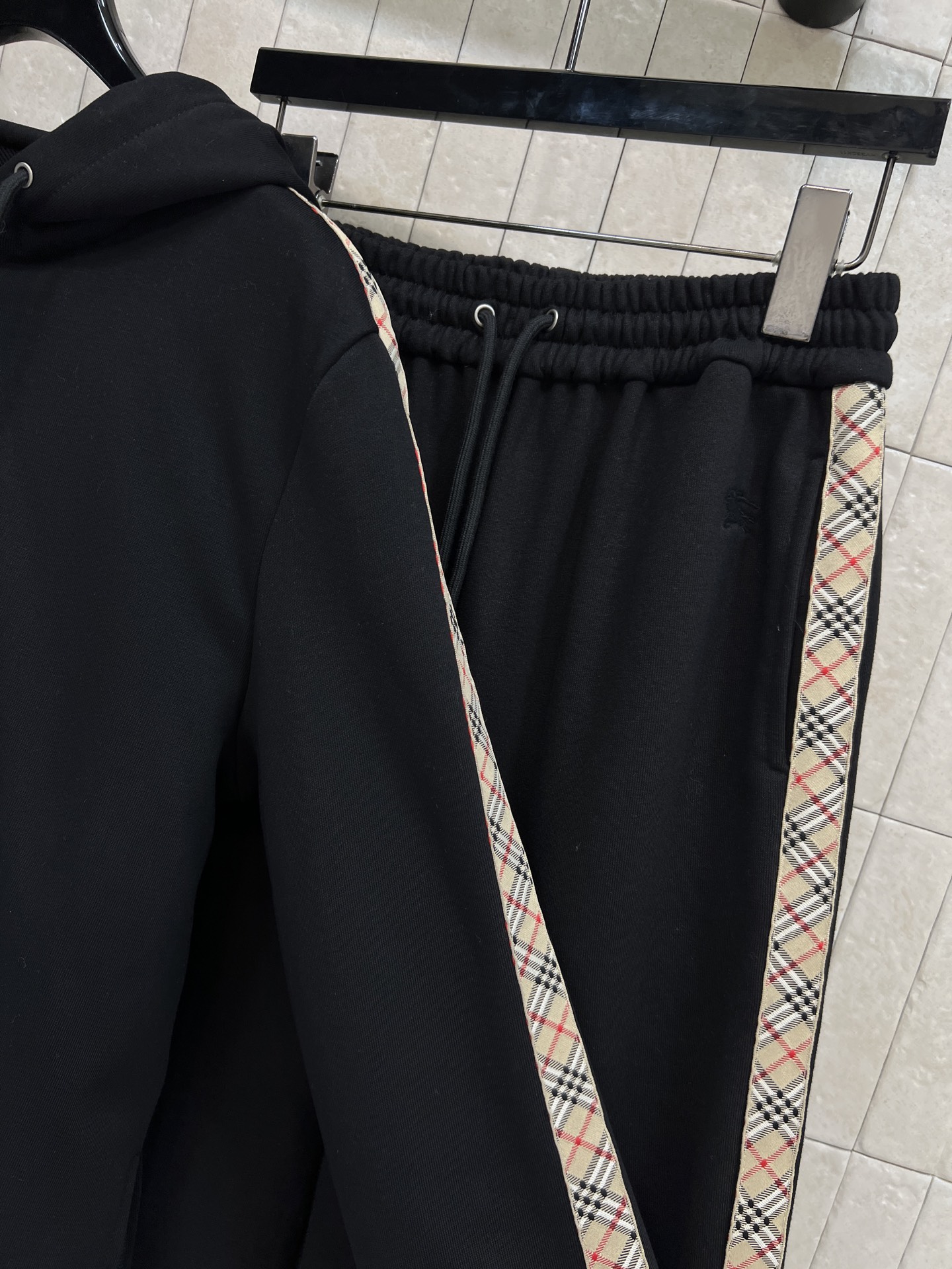 BUR家 25秋冬新款 格纹拼接休闲套装 连帽卫衣+高腰休闲裤 一套搭配上身帅气又时尚休闲 经典的版型百