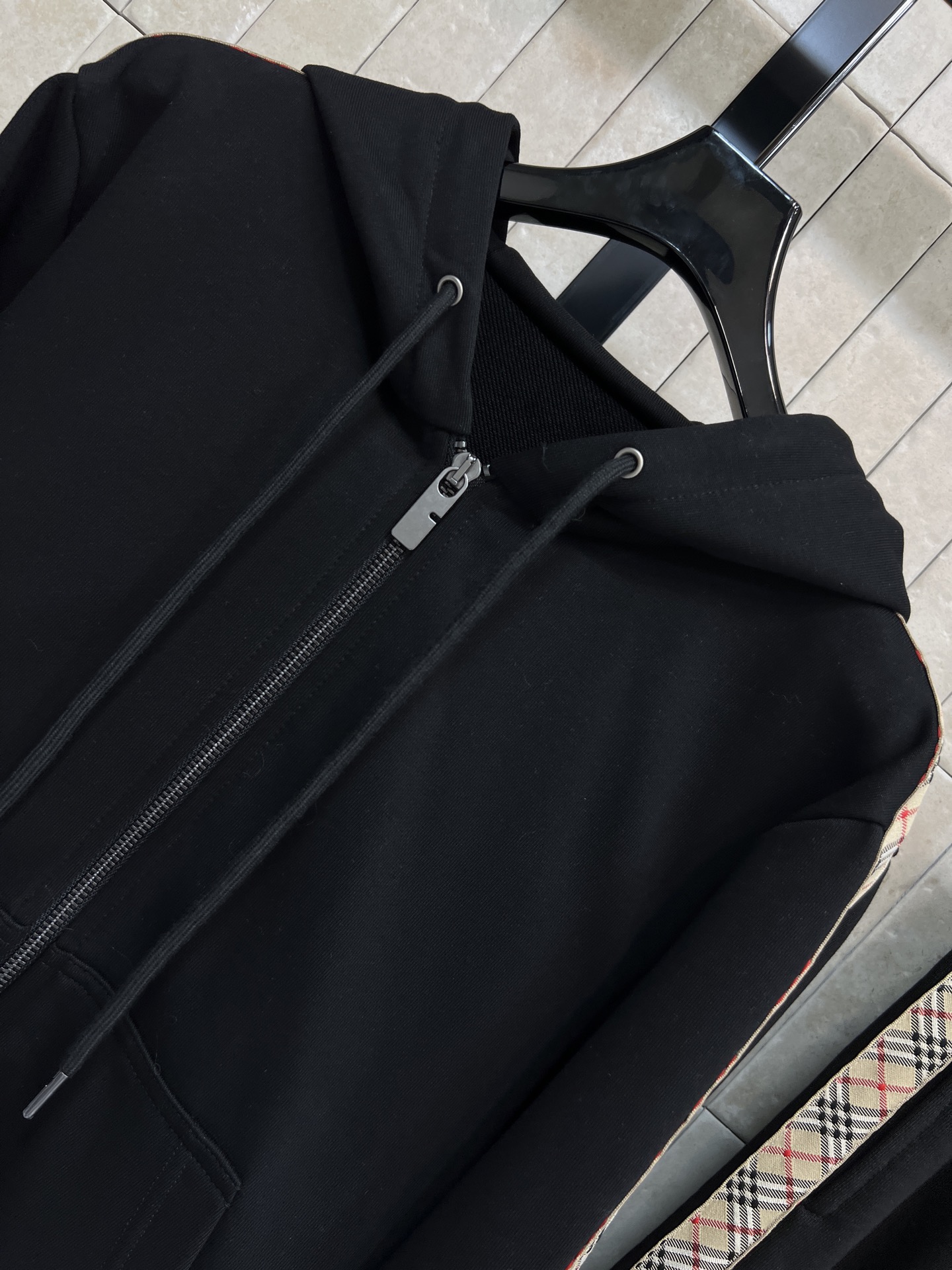 BUR家 25秋冬新款 格纹拼接休闲套装 连帽卫衣+高腰休闲裤 一套搭配上身帅气又时尚休闲 经典的版型百