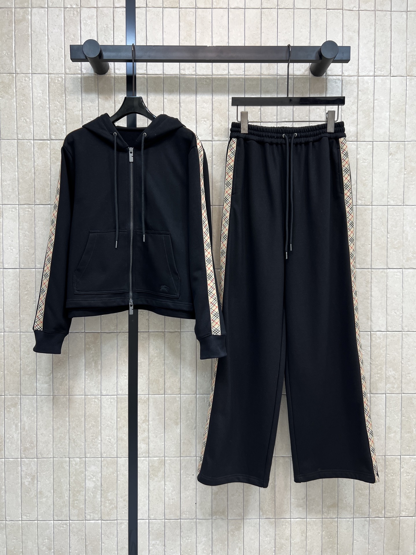 NO:606821,BUR's 25 new autumn and winter style plaid splicing casual suit, hooded sweatshirt + high-waisted casual pants, a set that matches the upper body, is handsome, fashionable and casual. The classic version is versatile and not picky. It uses classic plaid elements to splice layers. It is decorated with classic knight embroidery patterns. It is suitable for home or going out. No matter how you wear it, you can't go wrong!  The details and workmanship are great. Sold as a set, two colors and three sizes, Size/S-M-L, burberry, hoodie, sweatshirts, hats, alexander wang19860909BUR家 25秋冬新款 格纹拼接休闲套装 连帽卫衣+高腰休闲裤 一套搭配上身帅气又时尚休闲 经典的版型百搭不挑人 采用经典的格纹元素拼接层次感 经典骑士刺绣图案装饰 居家或外出都很适合 怎么穿都不出错！细节做工都很赞 一套出售 两色三码 Size/S-M-L,,burberry,hoodie,sweatshirts,hats,alexander wang,Women's clothing