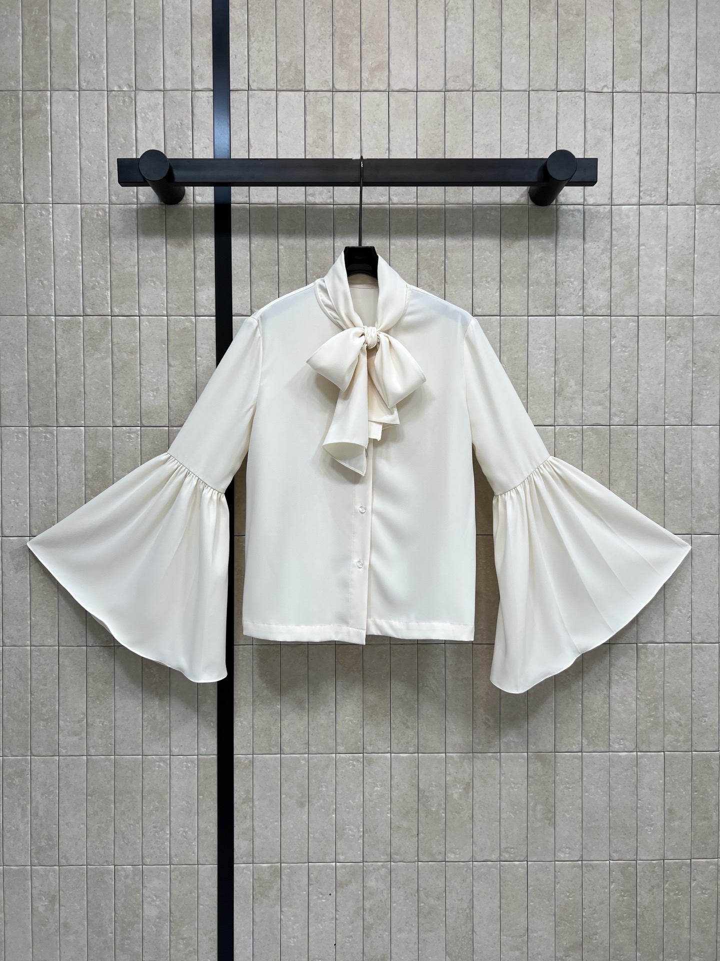 NO:606824,L's 26 spring and summer new model, stand-up collar and bell-sleeved shirt with casual tie. Stand-up collar and tie-neck, super eye-catching. Classic loose fit + long-sleeved bell sleeve design. The upper body is elegant and slim. Customized logo button decoration. The fabric is smooth and soft. Comfortable to wear. It goes well with high-waisted pants or skirts~two colors and four, Louis Vuitton, skirts, shirts, alexander wang19860909L家 26春夏新款 立领系带喇叭袖衬衫 随意系结的飘带搭配 立领系带领口超吸睛 经典宽松版型+长袖喇叭袖设计 上身优雅又显瘦得体 定制的logo纽扣装饰 面料光滑柔软 穿着舒适 搭配高腰裤或裙子都很出彩~两色四,,louis vuitton,skirts,shirts,alexander wang,Women's clothing