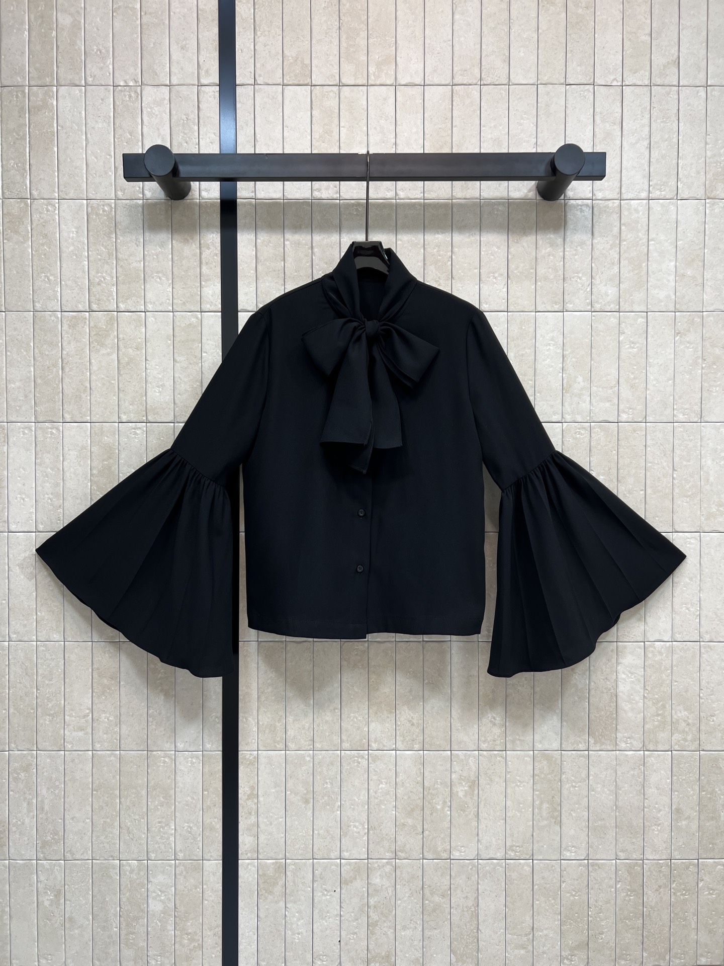 NO:606827,L's 26 spring and summer new model, stand-up collar and lace-up trumpet sleeve shirt, casually tied streamers, stand-up collar and lace-up neckline, super eye-catching, classic loose fit + long-sleeved bell sleeve design, elegant and slim upper body, customized logo button decoration, smooth and soft fabric, comfortable to wear, looks great with high-waisted pants or skirts ~ two colors and four sizes, louis vuitton, skirts, shirts, alexander wang19860909L家 26春夏新款 立领系带喇叭袖衬衫 随意系结的飘带搭配 立领系带领口超吸睛 经典宽松版型+长袖喇叭袖设计 上身优雅又显瘦得体 定制的logo纽扣装饰 面料光滑柔软 穿着舒适 搭配高腰裤或裙子都很出彩~两色四码,,louis vuitton,skirts,shirts,alexander wang,Women's clothing