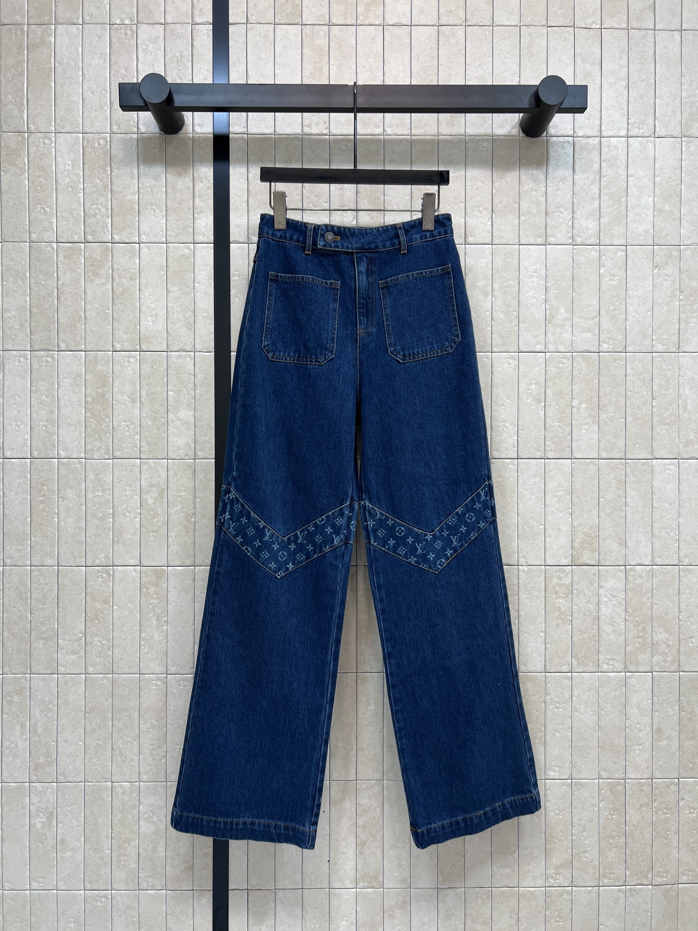 NO:606847,L's 26 new spring and summer style, retro denim denim series, high-waisted spliced ​​presbyopic denim wide-leg pants, classic blue denim fabric, spliced ​​Monogram presbyopic denim, highly recognizable!  The high-waisted straight version modifies the leg shape, is retro and fashionable!  Dark blue is versatile and durable. It can be easily switched between casual or daily or casual occasions with T-shirts, shirts and jackets~ Four sizes in one color S-M-L-XL, Louis Vuitton, jackets & coats, shirts, tees, t-shirt, alexander wang19860909L家 26春夏新款 复古丹宁牛仔系列 高腰拼接老花牛仔阔腿裤 经典蓝色牛仔面料 拼接Monogram老花牛仔 辨识度超高！高腰直筒版型 修饰腿型 复古又时髦！深蓝色百搭耐穿 随便配T恤、衬衫、夹克都能轻松切换休闲or 日常或休闲场合都能轻松驾驭~ 一色四码 S-M-L-XL,,louis vuitton,jackets & coats,shirts,tees，t-shirt,alexander wang,Women's clothing