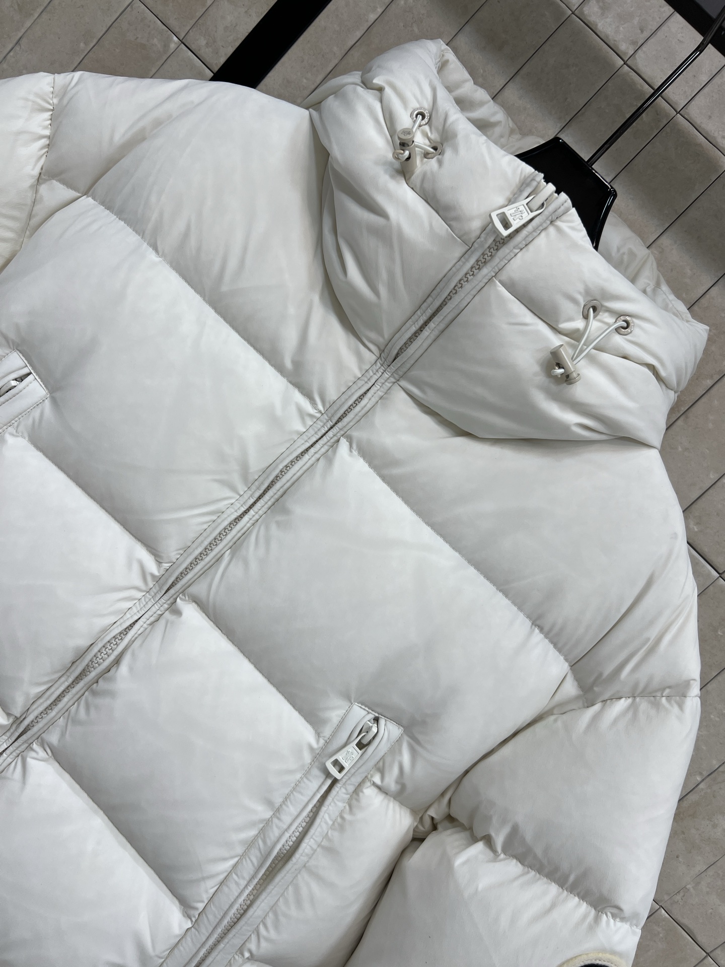 M家 25秋冬新款 连帽中长款羽绒服 宽松H版型显瘦显高随性搭配 国标90白鹅绒填充 保暖力满分！外层防