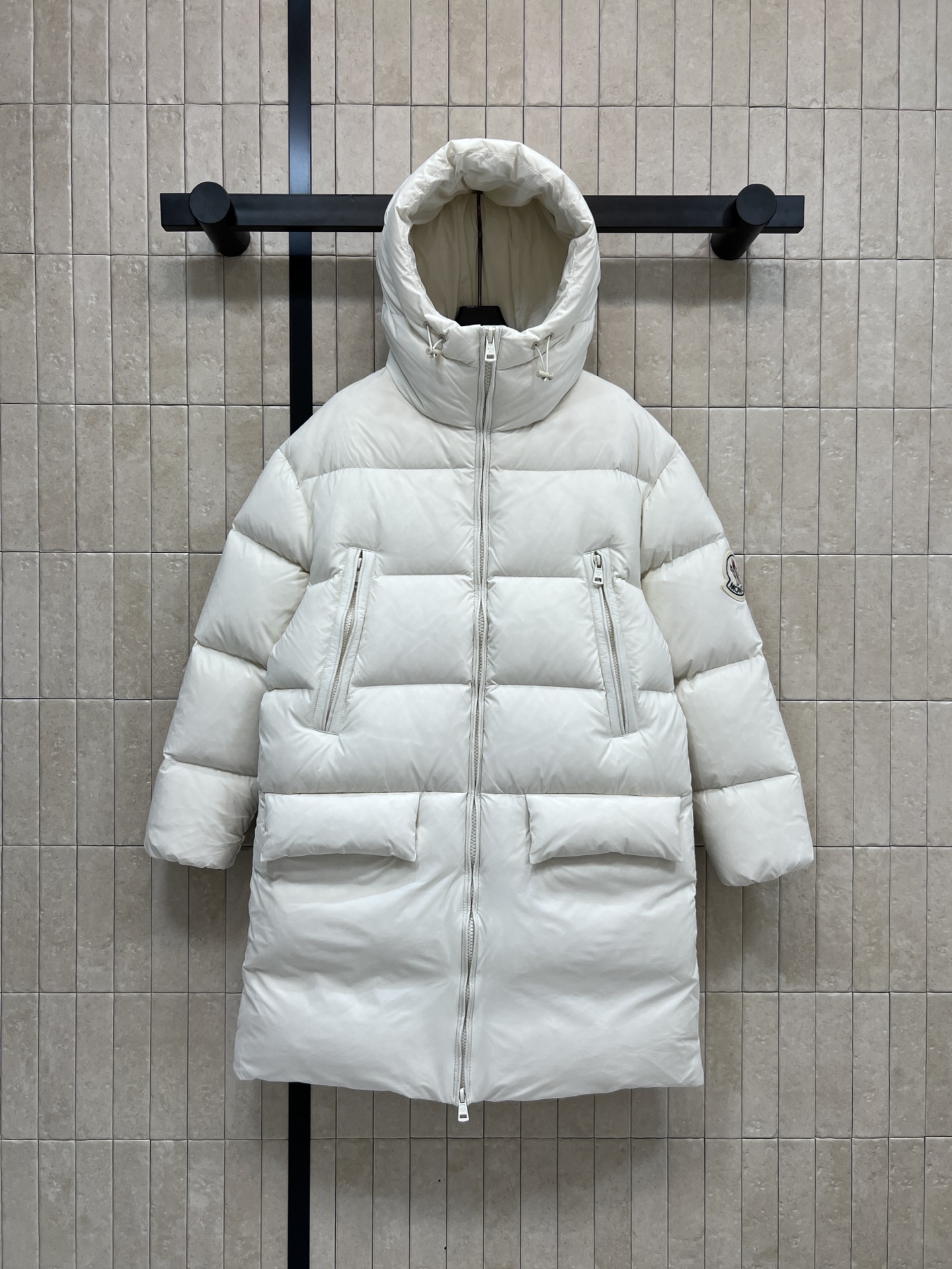 M家 25秋冬新款 连帽中长款羽绒服 宽松H版型显瘦显高随性搭配 国标90白鹅绒填充 保暖力满分！外层防