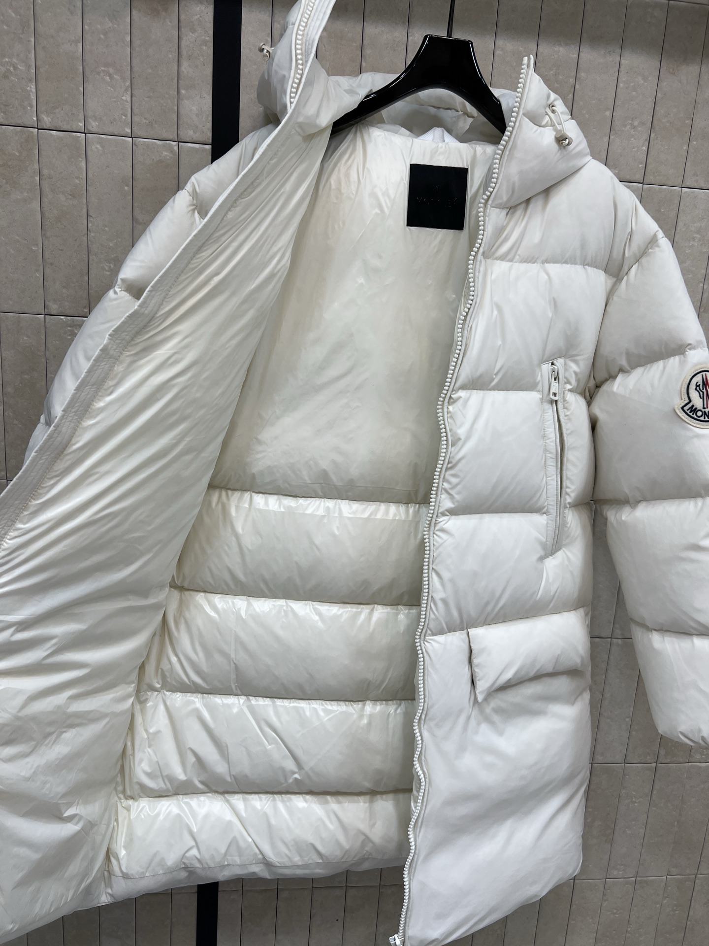 M家 25秋冬新款 连帽中长款羽绒服 宽松H版型显瘦显高随性搭配 国标90白鹅绒填充 保暖力满分！外层防