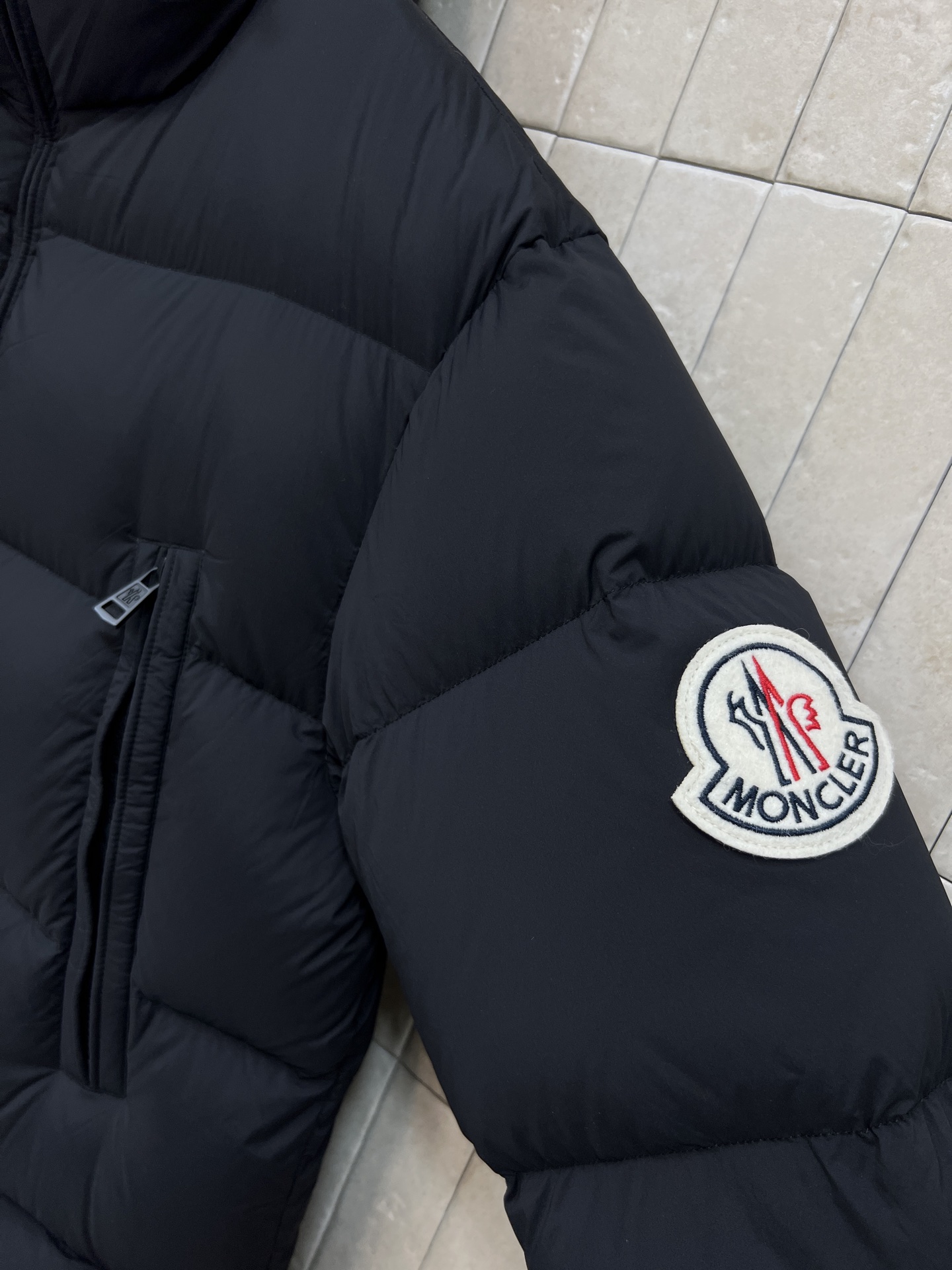 M家 25秋冬新款 连帽中长款羽绒服 宽松H版型显瘦显高随性搭配 国标90白鹅绒填充 保暖力满分！外层防