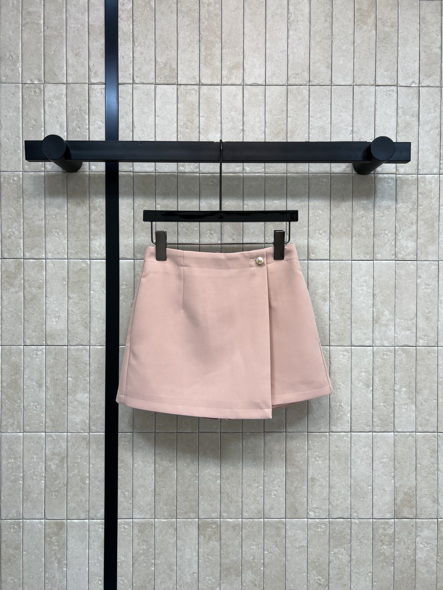 NO:607883,D Home 26 new spring and summer new style, water pink patchwork suit shorts and skirt, classic CD pearl buckle patch design, high waist A-line version to cover the flesh and look slimming, the upper body is immediately lengthened by 1.8 meters, any combination has a retro and fashionable atmosphere, exquisite and compact, easy to control even for small people, versatile and not picky, two colors and three sizes SML, dior, skirts, shorts, business suit, alexander wang19860909D家 26春夏新款 水粉色搭片西装短裤裙 经典CD珍珠扣搭片设计 高腰A字版型遮肉显瘦绝绝子 上身立马拖长一米八 随便搭配都有一种复古时髦的氛围 精致又小巧 小个子也轻松驾驭 百搭不挑人 两色三码 SML,,dior,skirts,shorts,business suit,alexander wang,Women's clothing