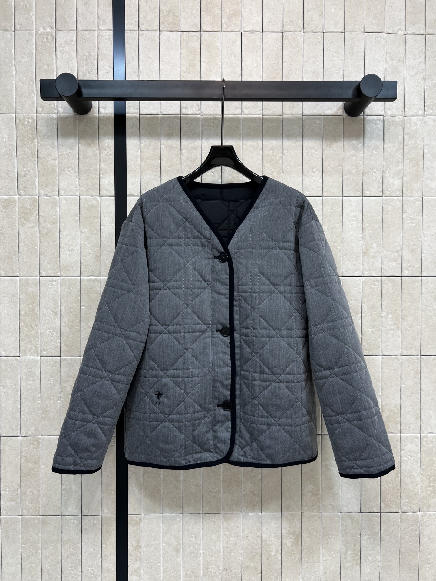 NO:607893,D's 25 new autumn and winter style gray rhombus cotton jacket, made of customized YB imported twill cotton, light and warm, double-sided rhombus quilting technology, perfect details!  The classic CD bee embroidery is a very recognizable V-neck jacket style. It looks great when worn alone or layered. It is a must-have for fashionistas. It is very light and not bulky. It is warm and powerful. The key point is that it is fashionable enough. It is very slimming and a must-have for going out in autumn and winter!  Four sizes in one color S-M-L-XL,,dior,jackets & coats,jackets & coats,alexander wang19860909D家 25秋冬新款 灰色菱格棉服外套 采用定制YB进口斜纹全棉 轻盈又保暖 双面菱格夹棉工艺 细节满分！经典CD蜜蜂刺绣超有辨识度 V领夹克版型 单穿或叠搭都很出彩 时髦达人必备款 非常轻便不会笨重 保暖又很强大 重点是足够时髦单品 非常显瘦 秋冬出街必备！一色四码 S-M-L-XL,,dior,jackets & coats,jackets & coats,alexander wang,Women's clothing