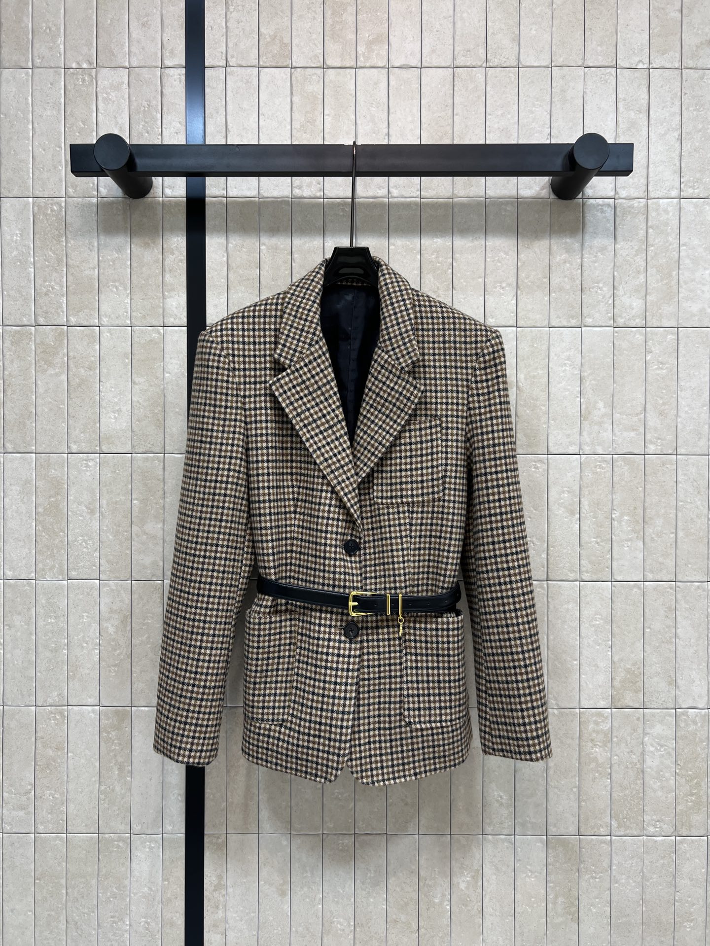 NO:607902,CE Home 25 new autumn and winter houndstooth wool suit jacket, classic British plaid design, retro and fashionable!  Thick woolen fabric, super warm paint for autumn and winter wear, black belt + metal buckle, flatters the body shape and has a sense of hierarchy, can be used in both formal and casual wear, and is OK for commuting and dating!  Looks great with shirts, sweaters or dresses. Easily switch between multiple styles. Three sizes in one color, skirts, jackets & coats, shirts, business suits, alexander wang19860909CE家 25秋冬新款 千鸟格毛呢西装外套 经典英伦格纹设计 复古又时髦！厚实毛呢面料 秋冬穿超保暖漆 黑色腰带+金属扣 修饰身形还很有层次感 正式休闲都能驾驭 通勤约会都OK！搭配衬衫、针织衫或连衣裙都很出彩 轻松切换多种风格 一色三码,,skirts,jackets & coats,shirts,business suit,alexander wang,Women's clothing