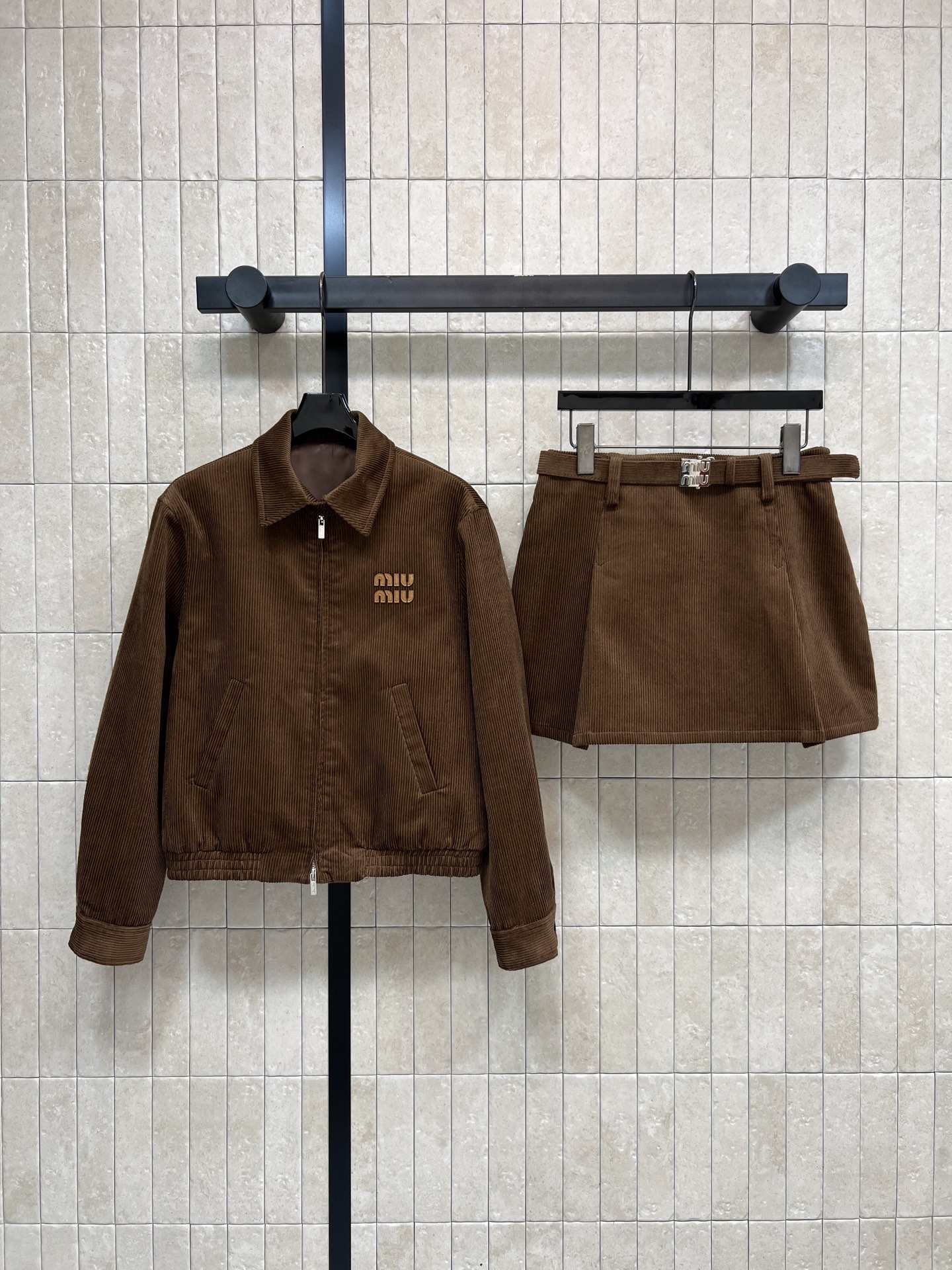 NO:607864,MIu Home 25 new autumn and winter style dark brown corduroy jacket + skirt suit soft retro dark brown super versatile!  Zipper design + embroidered logo on the chest, perfect details, loose fit, comfortable and fashionable, very suitable for autumn and winter. It is easy to wear a casual upper body with a college style!  One color and three codes,,miumiu,skirts,jackets & coats,jackets & coats,alexander wang19860909MIu家 25秋冬新款 深棕色灯芯绒夹克外套+短裙套装 柔软复古 深棕色超百搭！拉链设计+胸前刺绣Logo 细节满分 宽松版型 舒适又时髦 秋冬穿超合适 一套上身学院风休闲风轻松驾驭！一色三码,,miumiu,skirts,jackets & coats,jackets & coats,alexander wang,Women's clothing