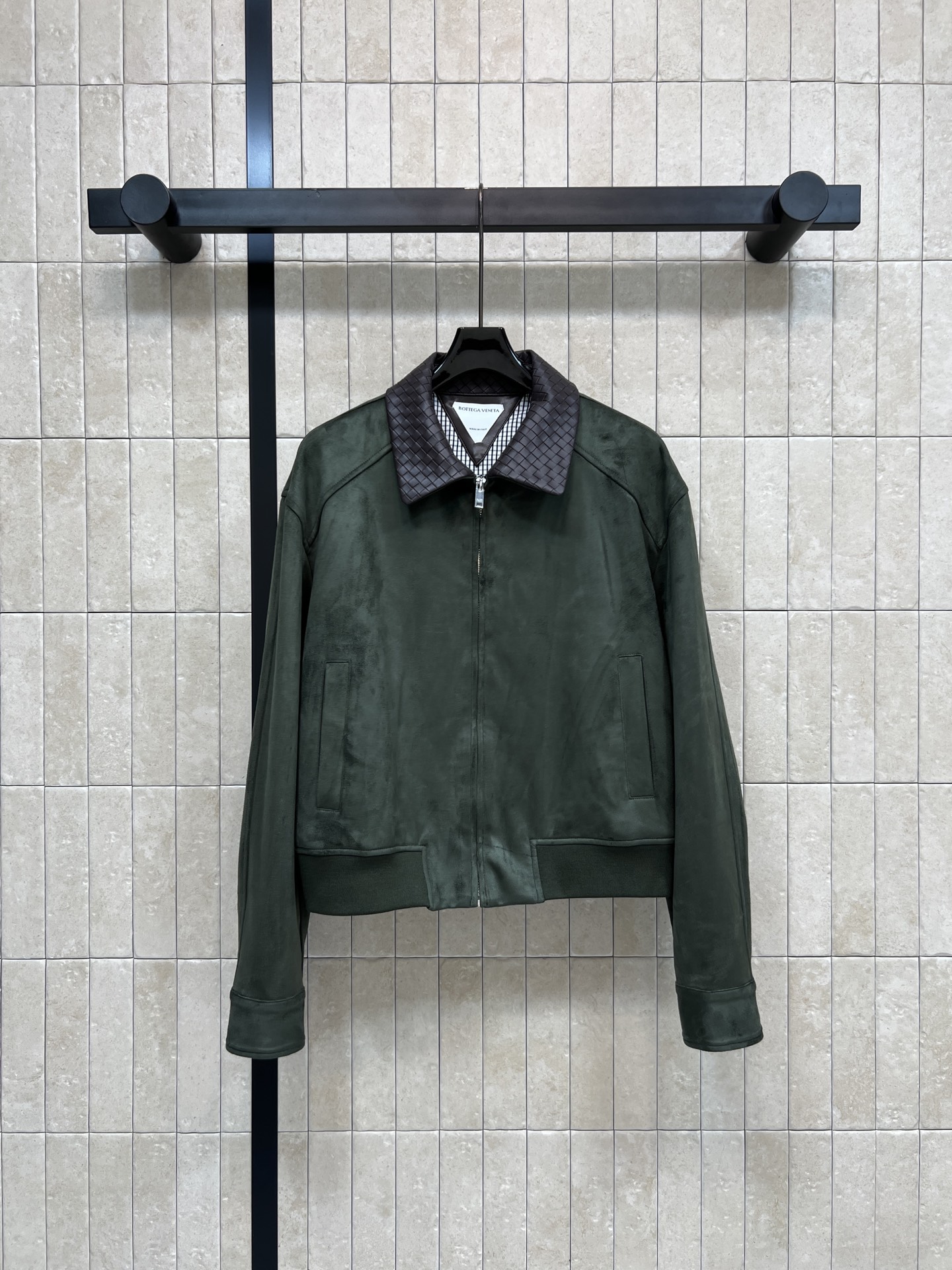 NO:607894,25 new autumn and winter style woven collar suede jacket. This jacket is made of dark moss green suede. It feels soft and delicate. It is paired with a classic Intrecciato woven leather collar. It is low-key and recognizable. It has a loose silhouette design. The cuffs and hem details make the whole body more layered. Warm and fashionable in autumn and winter. Switch to different styles at will. Three codes in one color, jackets & coats, chamois leather, alexander wang1986090925秋冬新款 编织领麂皮夹克 这款夹克采用深苔藓绿麂皮 触感柔软细腻 搭配经典Intrecciato编织皮革衣领 低调又有辨识度 宽松廓形设计 袖口和下摆细节让整体更有层次感 秋冬穿着保暖又时髦 随心切换不同风格 一色三码,,jackets & coats,chamois leather,alexander wang,Women's clothing