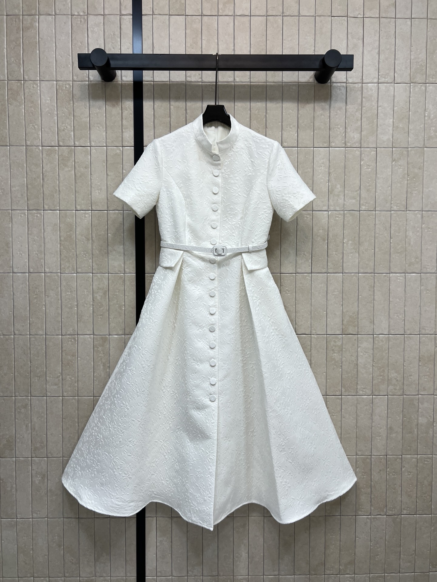 NO:607903,D Home 26 new spring and summer style floral embossed printed stand-up collar short-sleeved long dress. Customized white floral embossed jacquard fabric. Three-dimensional dark pattern design. Full texture. Clean tailoring. Full retro elegance. Short sleeves + stand-up collar design. Multiple buttons on the front. Easy to put on and take off and layered. Belt of the same material at the waist to modify body proportions. The A-line skirt is flexible and elegant. It can be easily worn for commuting or formal occasions!  SMLXL,,dior,skirts,T-shirt,alexander wang19860909D家 26春夏新款 花卉浮雕印花立领短袖长款连衣裙 定制白色花卉浮雕提花面料 采用立体暗纹设计 质感满满 剪裁利落 复古优雅气质满分 短袖+立领设计 正面多颗纽扣 穿脱方便又有层次感 腰部同材质腰带 修饰身形比例 A字裙摆灵动飘逸 通勤或正式场合都能轻松驾驭！SMLXL,,dior,skirts,T-shirt,alexander wang,Women's clothing