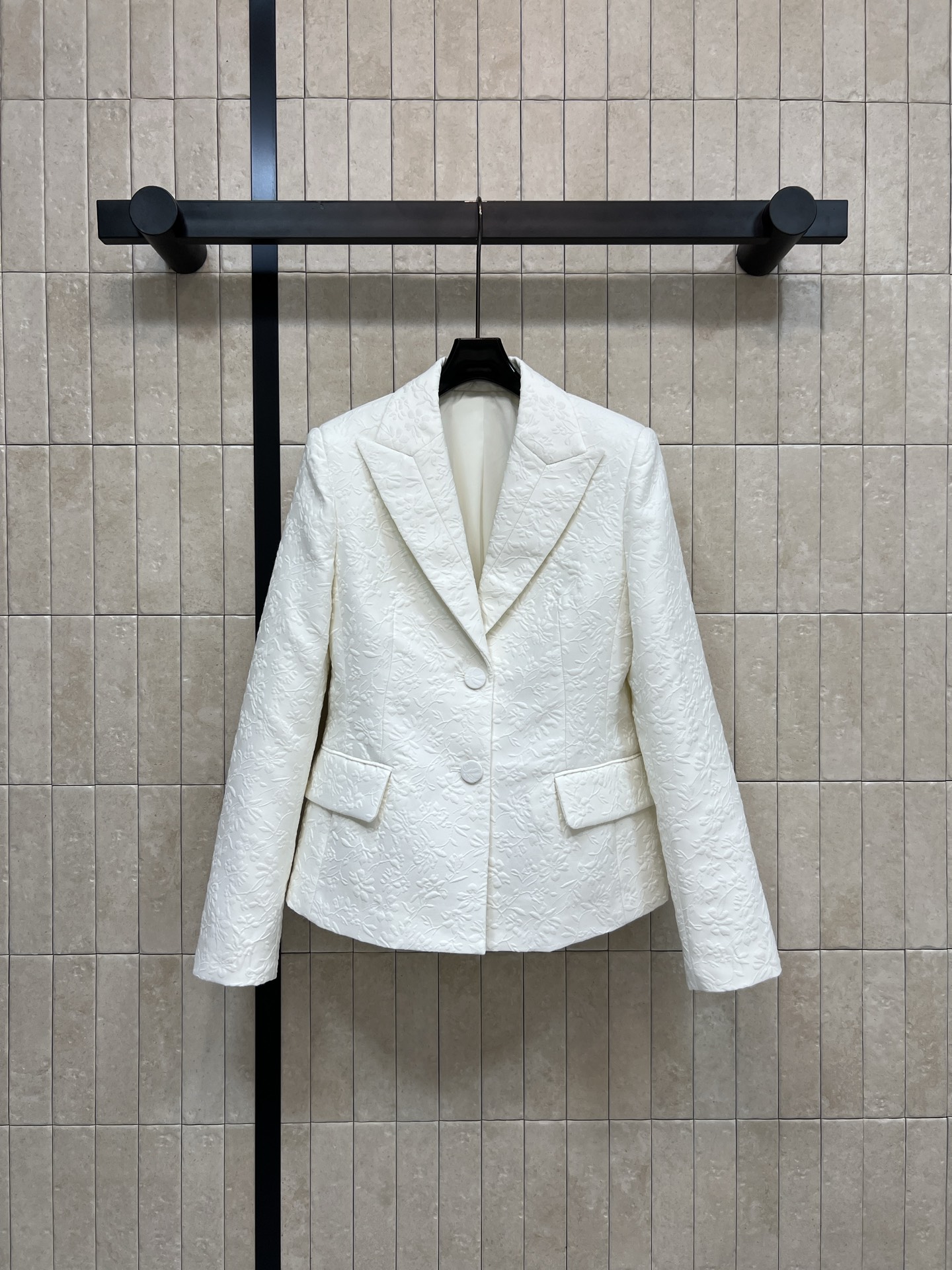 NO:607860,D's 26 new spring and summer style floral embossed print suit jacket. Customized white floral embossed jacquard fabric. It adopts three-dimensional dark pattern design. It is full of texture and neatly cut. Two buttons + flap pockets. Simple and exquisite. The fabric is crisp and very suitable for autumn. It looks great whether it is paired with a shirt or a dress. It can be easily worn for commuting or formal occasions!  SMLXL,,dior,skirts,jackets & coats,shirts,business suit,alexander wang19860909D家 26春夏新款 花卉浮雕印花西装外套 定制白色花卉浮雕提花面料 采用立体暗纹设计 质感满满 剪裁利落 两粒扣+翻盖口袋 简约又精致 面料挺括, 秋季节穿着超合适 无论搭配衬衫还是连衣裙都很出彩 通勤或正式场合都能轻松驾驭！SMLXL,,dior,skirts,jackets & coats,shirts,business suit,alexander wang,Women's clothing