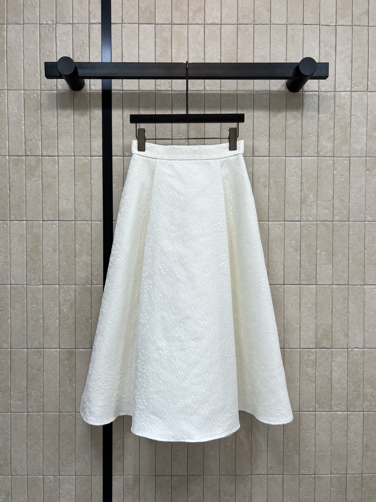 NO:607865,D Home 26 Spring and Summer New Style Floral embossed printed high-waisted skirt. Customized white floral embossed jacquard fabric. The fabric has an exquisite stand-up collar embossed texture and is full of texture. High-waisted A-line umbrella skirt design. Moderate length. Modifies leg lines. Elegant and elegant. Lined with anti-transparent lining. More secure to wear~Easy to wear for commuting or formal occasions. It looks great when paired with a shirt or sweater. It can be easily worn for commuting or formal occasions!  SMLXL,,dior,skirts,shirts,alexander wang19860909D家 26春夏新款 花卉浮雕印花高腰半身裙 定制白色花卉浮雕提花面料 面料有精致立领浮雕纹理 质感满满 高腰A字伞裙设计 长度适中 修饰腿部线条 优雅又显气质 内衬防透光 穿着更安心~无论通勤还是正式场合都能轻松驾驭 搭配衬衫或针织衫都很出彩通勤或正式场合都能轻松驾驭！SMLXL,,dior,skirts,shirts,alexander wang,Women's clothing