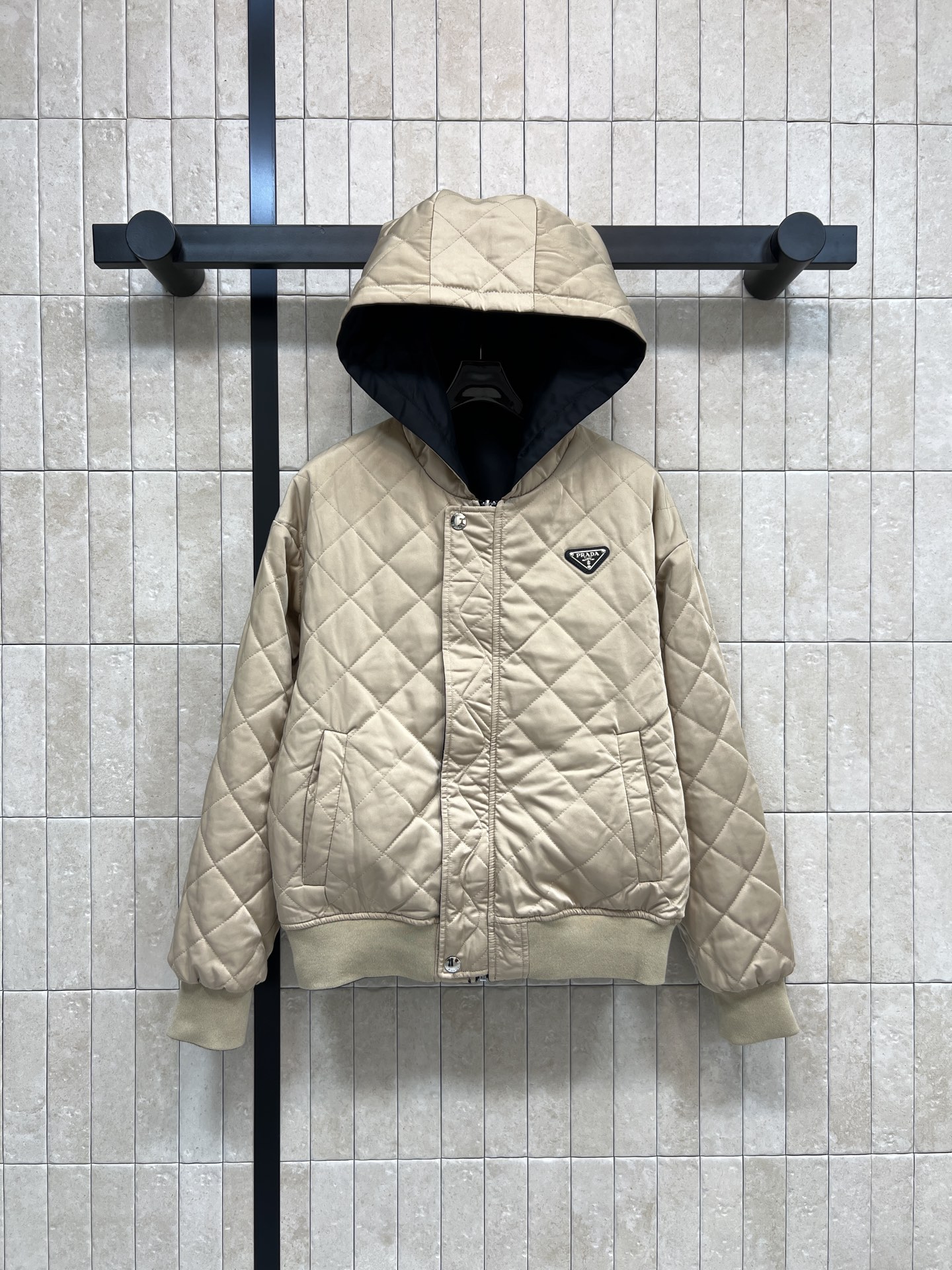 NO:608736,PD Home 25 new autumn and winter new style Double-sided diamond quilted hooded jacket Simple design style gives a different fashion atmosphere One side has a cool black chest embroidered logo dots The other side has a khaki diamond quilted design Filled in the middle Warmth effect is online Refuse to be bloated Loose hooded version No restrictions on body shape Two colors and three sizes Size/S-M-L,, dior,jackets &  coats,hats,alexander wang19860909PD家 25秋冬新款 双面穿菱格绗缝连帽夹克 简约设计风格 穿出不一样的时尚气息 一面是炫酷黑色胸前刺绣logo点辍 另一面是卡其色菱格绗缝设计 中间填充夹棉 保暖效果在线 拒绝臃肿 连帽宽松版型 对身材没有限制 可飒可乖巧 两色三码 Size/S-M-L,,dior,jackets & coats,hats,alexander wang,Women's clothing