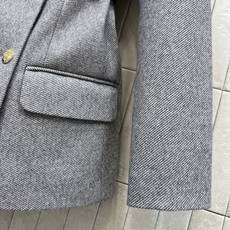 LW家 25秋冬新款 丝绒拼接领logo皮革西装外套 领口做的撞色设计 经典的宽松西装版型百搭不挑人 LW家 25秋冬新款 丝绒拼接领logo皮革西装外套 领口做的撞色设计 经典的宽松西装版型百搭不挑人