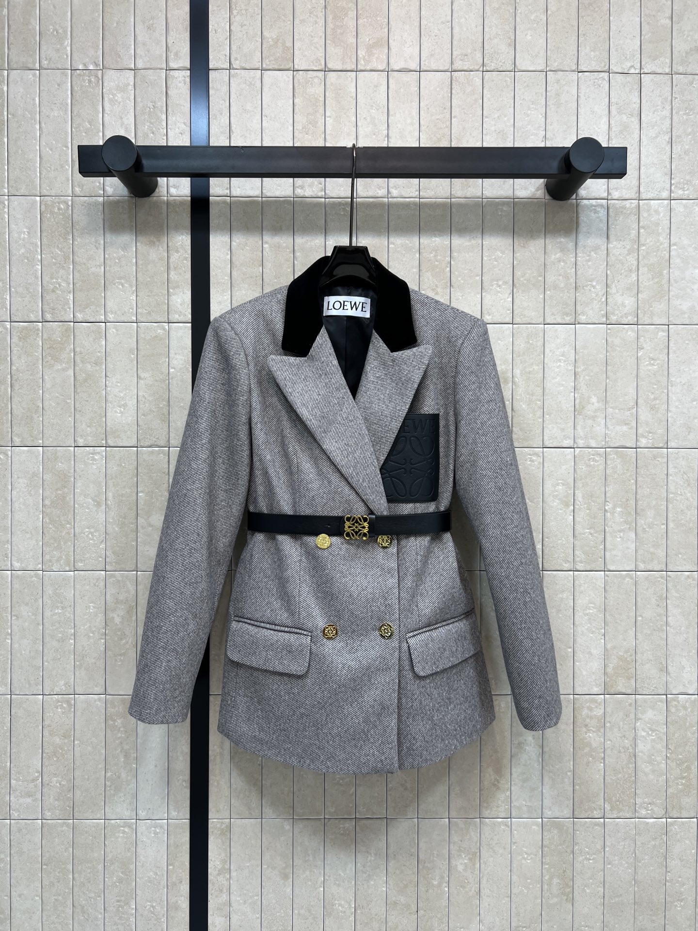 NO:608746,LW Home 25 new autumn and winter style velvet splicing collar logo leather suit jacket with contrasting color design on the collar. The classic loose suit version is versatile and not picky. The shoulders are equipped with shoulder pads, which can be easily worn at right angles. The classic logo large leather embellishment on the chest is embellished with gold buttons. Full details. The wide black belt with logo on the waist tightens the waist and makes the waist look slimmer. The elegant temperament directly fills the air!  Mid-cut, suitable for a variety of body types, can be easily worn for commuting or formal occasions. Three sizes in one color, S-M-L, jackets & coats, business suit, alexander wang19860909LW家 25秋冬新款 丝绒拼接领logo皮革西装外套 领口做的撞色设计 经典的宽松西装版型百搭不挑人 肩膀设有垫肩 轻松穿出直角肩 胸口经典logo大皮革点缀 金色纽扣点缀 细节满分 腰部logo黑色宽腰带收腰显瘦 优雅气质直接拉满！中款剪裁 适合多种身材 通勤或正式场合都能轻松驾驭 一色三码 S-M- L,,jackets & coats,business suit,alexander wang,Women's clothing