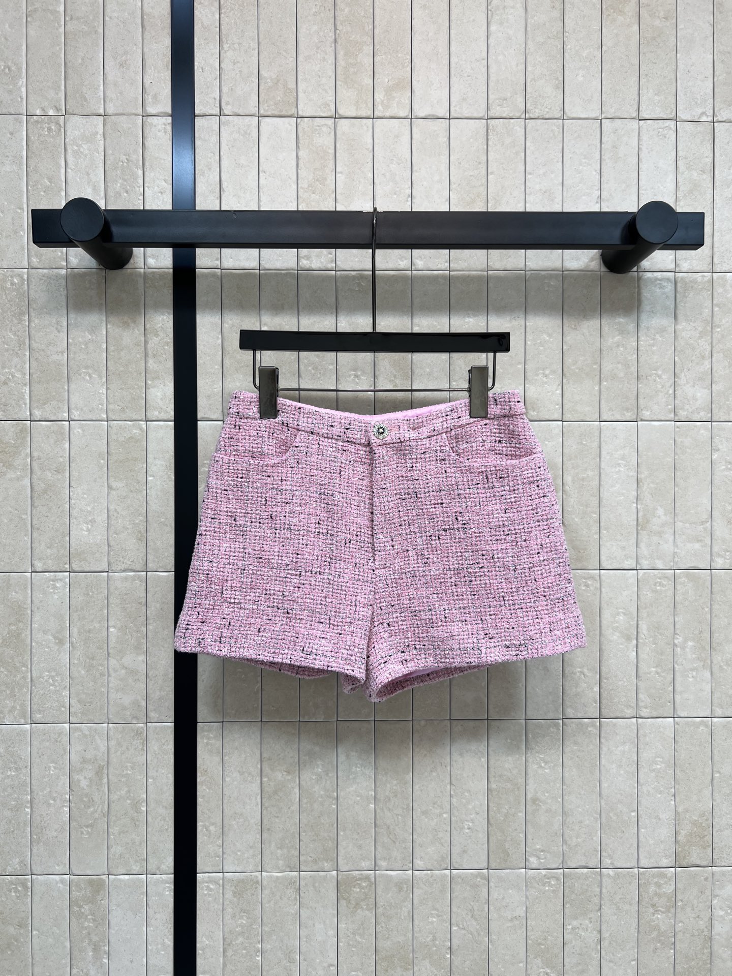 NO:608753,Xiaoxiangjia 25 new autumn and winter style pink tweed shorts, classic tweed material, high waist design + logo buttons, perfect details, crisp silhouette, great body proportions!  The pink tone is gentle and romantic, a must-have for spring and summer. Whether worn with a shirt or a sweater, you can easily create an elegant and casual style. It is suitable for daily life or dating. One color and three sizes SML,,chanel,shorts,shirts,alexander wang19860909小香家 25秋冬新款 粉色粗花呢短裤 经典粗花呢材质 高腰设计+logo纽扣 细节满分 廓形挺括 修饰身材比例超赞！粉色调温柔浪漫 春夏穿搭必备 无论搭衬衫还是针织衫 都能轻松打造优雅随性风 日常或约会都很适合哦 一色三码 SML,,chanel,shorts,shirts,alexander wang,Women's clothing
