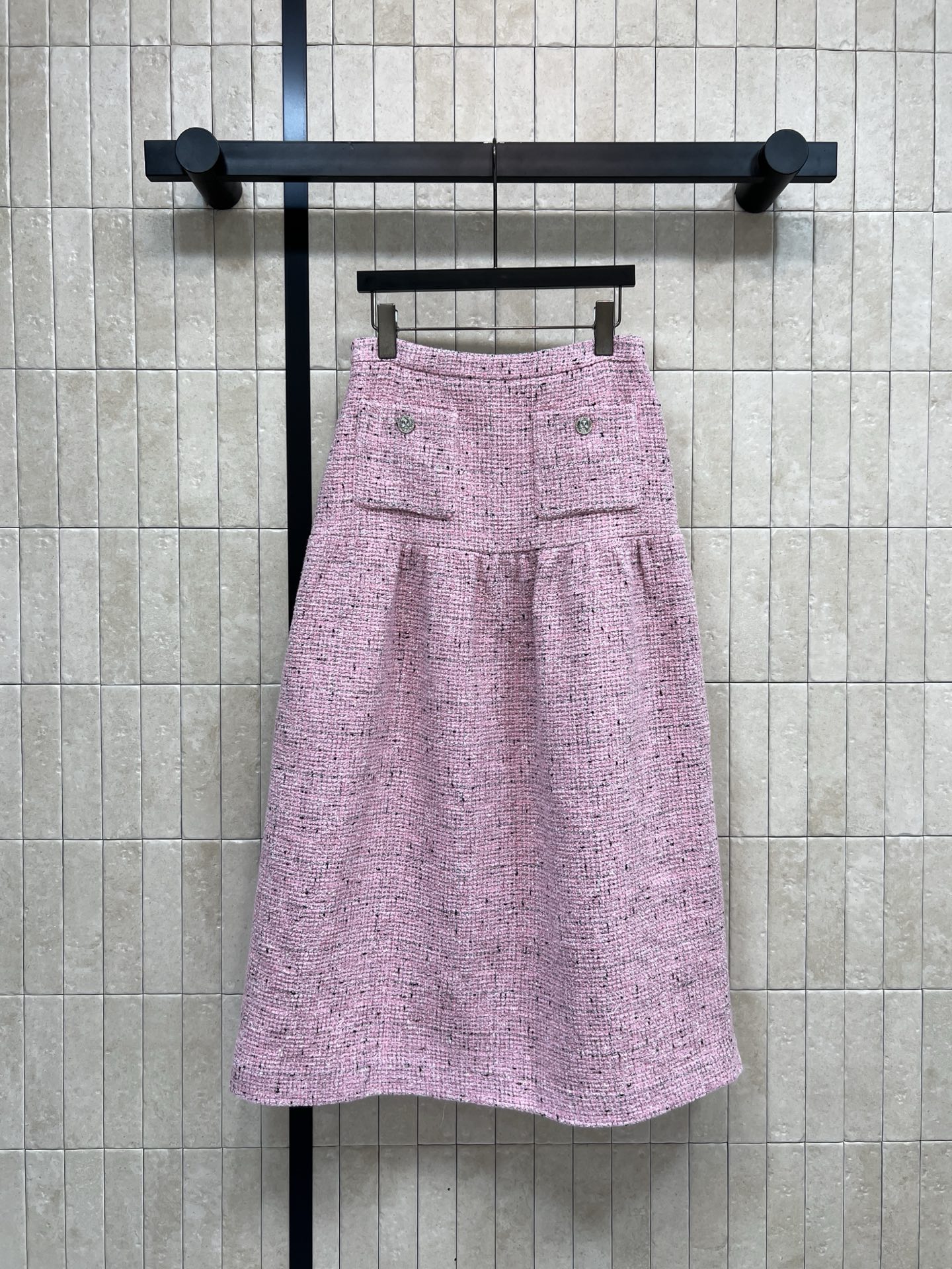 NO:608768,Xiaoxiangjia’s new autumn and winter 25 pink tweed skirt is perfect for autumn and winter!  High waist design + double pockets on the front. The details are embellished with metal buttons. Elegant and textured. It goes well with sweaters or short boots. Easily switch between multiple styles ~ one color and three codes. SML,,chanel,boots,skirts,alexander wang19860909小香家 25秋冬新款 粉色粗花呢半身裙 秋冬穿超合适！高腰设计+正面双口袋 细节有金属纽扣点缀 优雅又有质感 搭配针织衫或短靴都很出彩 轻松切换多种风格~一色三码 SML,,chanel,boots,skirts,alexander wang,Women's clothing
