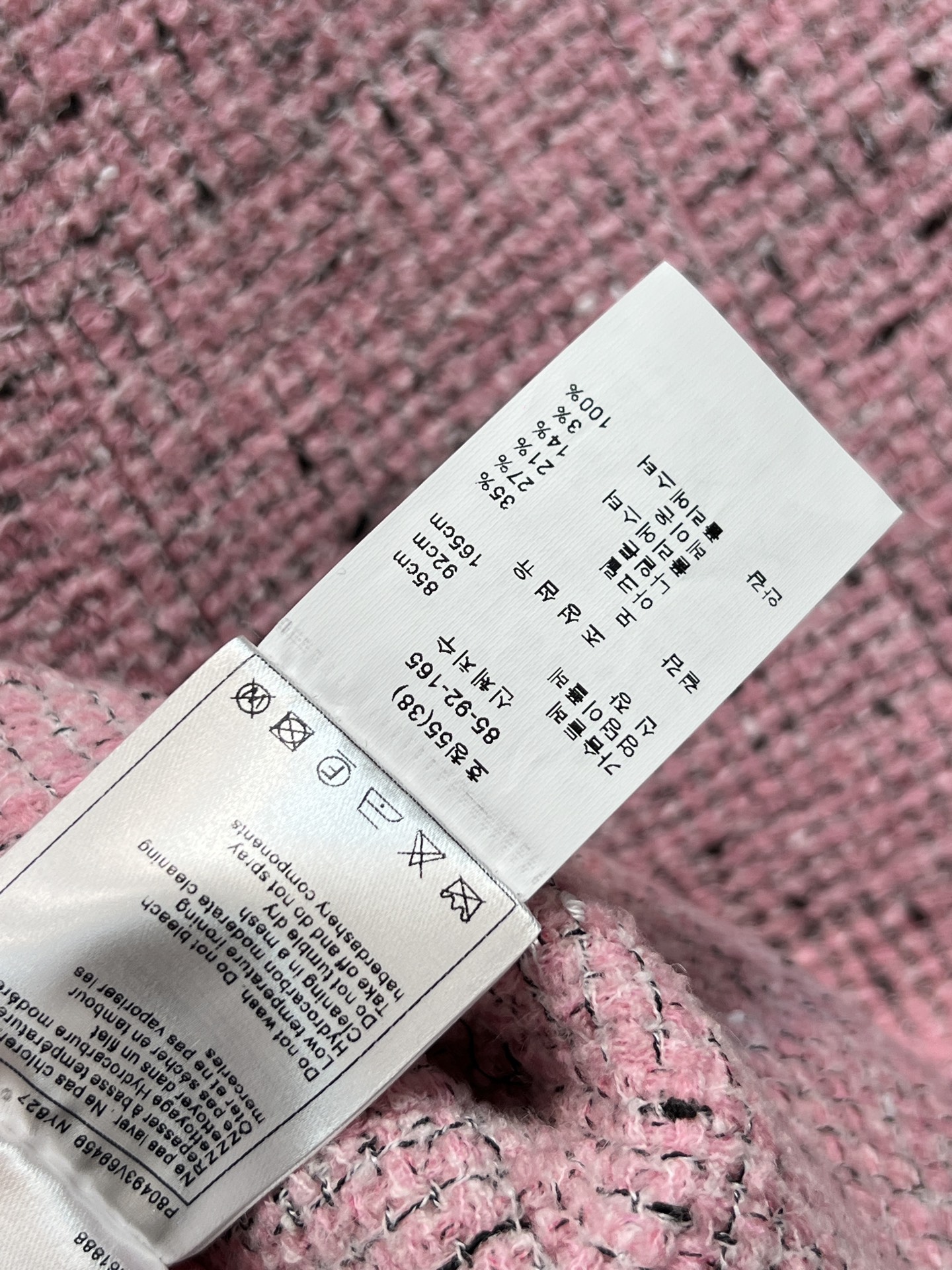 小香家 25秋冬新款 粉色粗花呢短袖上衣 经典编织纹理+圆领设计 正面黑色logo纽扣点缀 简约又精致产