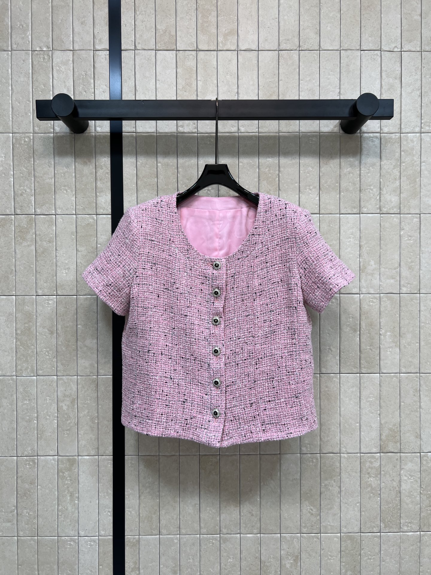 NO:608758,Xiaoxiangjia 25 new autumn and winter style pink tweed short-sleeved top, classic woven texture + round neck design, black logo button embellishment on the front, simple and exquisite production, lining with classic camellia pattern, short-sleeved design, versatile for daily use, matched with shorts/skirts of the same series, elegant and casual whether paired with skirts or high-waisted pants, three sizes in one color SML,,chanel,skirts,shorts,T-shirt,alexander wang19860909小香家 25秋冬新款 粉色粗花呢短袖上衣 经典编织纹理+圆领设计 正面黑色logo纽扣点缀 简约又精致产 内衬经典山茶花图案 短袖设计日常百搭 搭配同系列短裤/半身裙 无论配裙装还是高腰裤都很优雅休闲 一色三码 SML,,chanel,skirts,shorts,T-shirt,alexander wang,Women's clothing