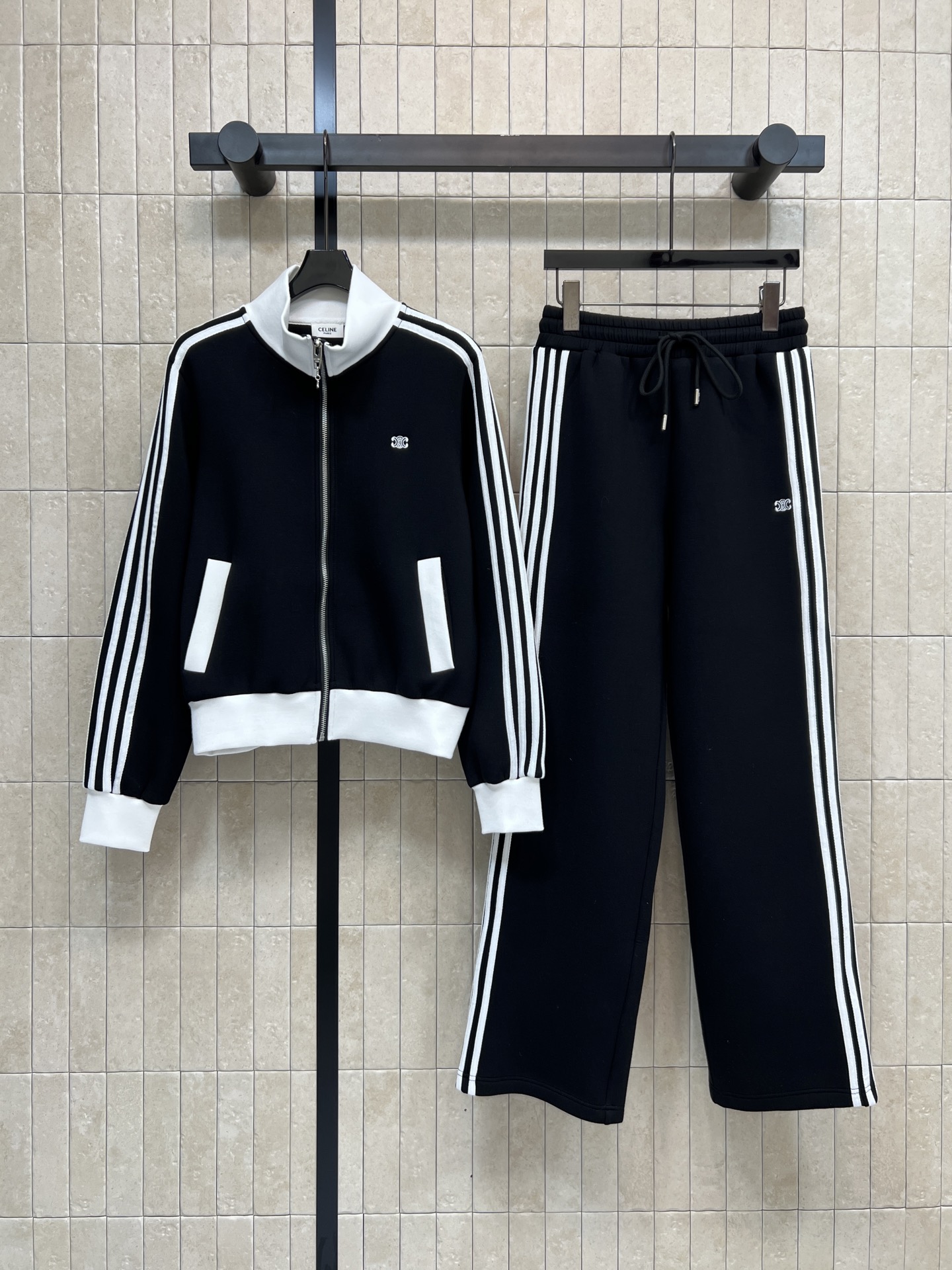NO:608772,CE Home 25 new autumn and winter three-stripe sports suit, stand-up collar zipper sweatshirt jacket + high-waisted casual pants, black main color with white three stripes, simple and recognizable, stand-up collar, contrasting ribbing at the cuffs and hem, loose and straight trousers, drawstring waist, comfortable to wear and easy to adjust, a set of tops suitable for sports or daily leisure, a must-have for sports style lovers!  One color and three sizes,,hoodie,sweatshirts,jackets & coats,alexander wang19860909CE家 25秋冬新款 三条纹运动套装 立领拉链卫衣外套+高腰休闲裤 黑色主色调搭配白色三条纹 简约又有辨识度 立领 袖口和下摆撞色罗纹收口 长裤宽松直筒 抽绳腰部 穿着舒适又方便调节 一套上身适合运动或日常休闲 运动风爱好者必入！一色三码,,hoodie,sweatshirts,jackets & coats,alexander wang,Women's clothing