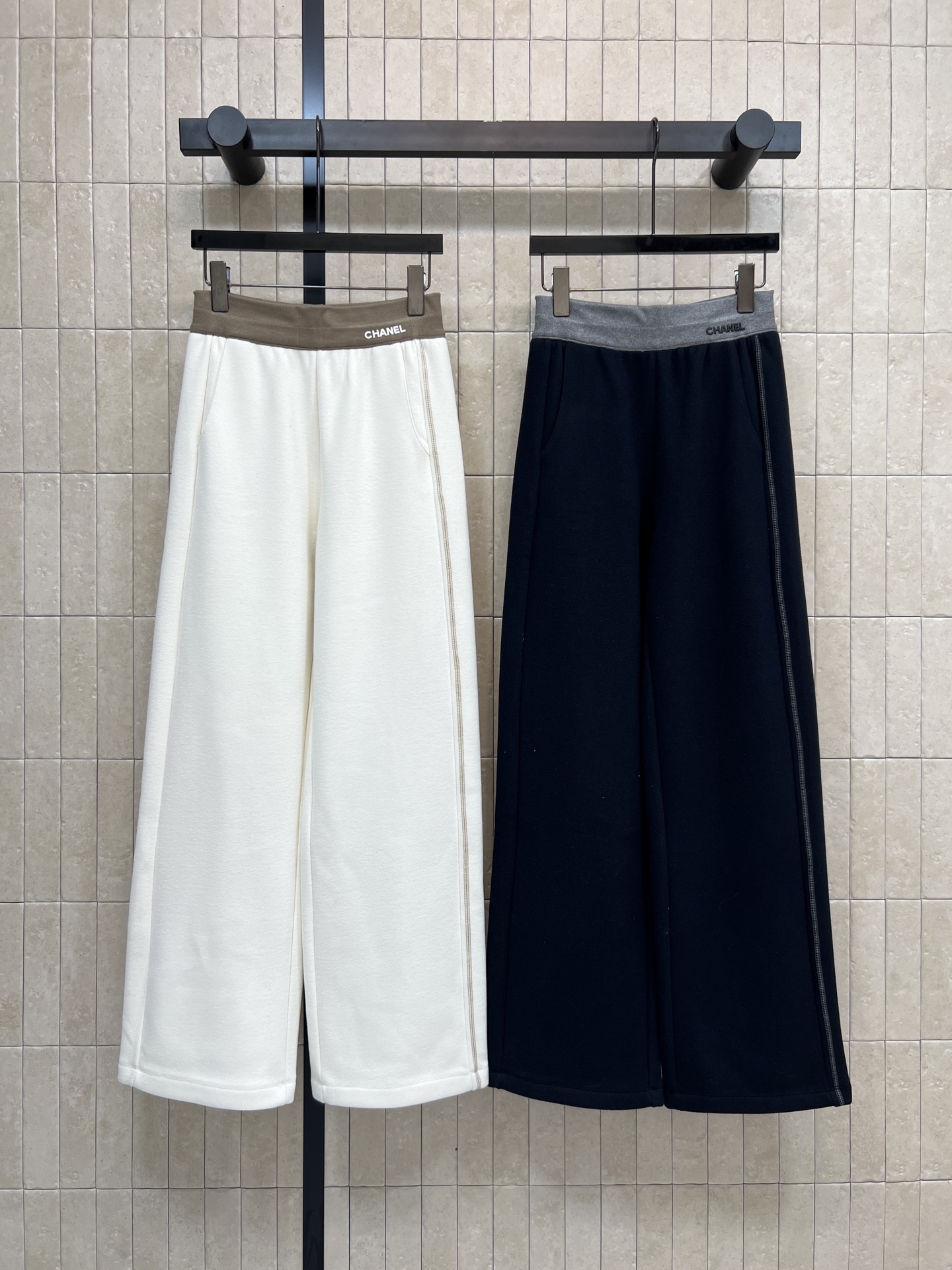 NO:608780,Xiaoxiangjia 25 new autumn and winter style contrast waist wide-leg trousers, high-waist inner elastic band design, modified waistline, free movement, loose straight trousers, slimming and taller, classic logo embroidery on the side of the contrast waist, low-key and recognizable ~ can be easily controlled for daily commuting and leisure. It goes well with sweaters or suit jackets!  Two colors and three sizes,chanel,jackets & coats,business suit,alexander wang19860909小香家 25秋冬新款 撞色腰头阔腿裤 高腰内松紧带设计 修饰腰线 活动自如 宽松直筒裤脚 显瘦显高 拼接撞色腰头侧边经典Logo刺绣 低调又有辨识度~日常通勤、休闲都能轻松驾驭 搭配针织衫或西装外套都很OK！两色三码,,chanel,jackets & coats,business suit,alexander wang,Women's clothing