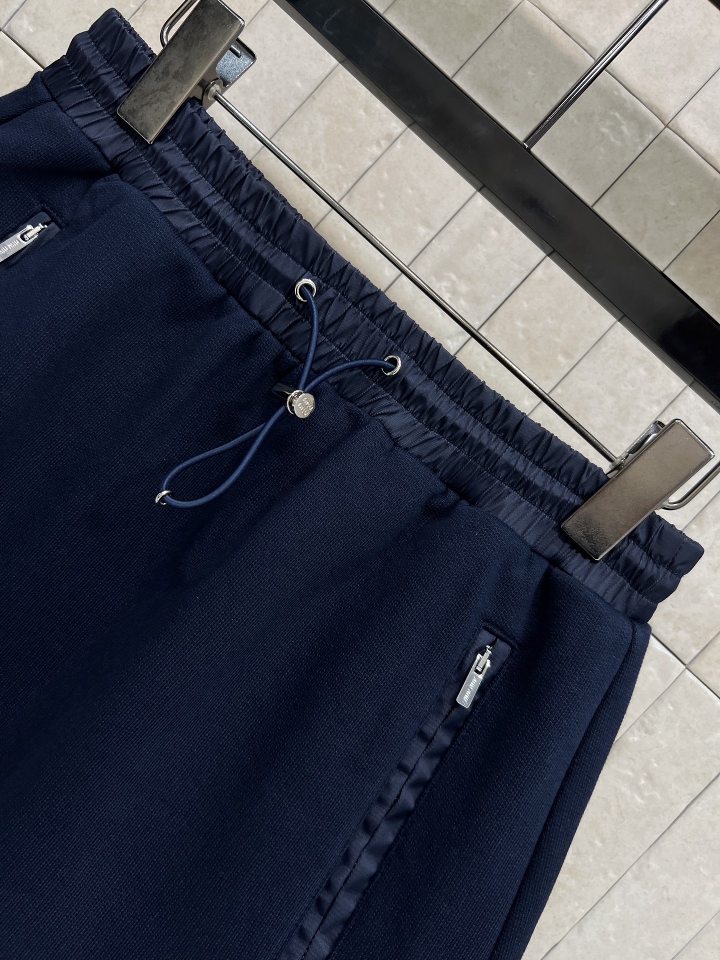 MIU家 25秋冬新款 海军蓝拉链卫衣套装 立领拉链夹克和同色半身裙 夹克立领设计 胸前方形贴袋+品牌徽