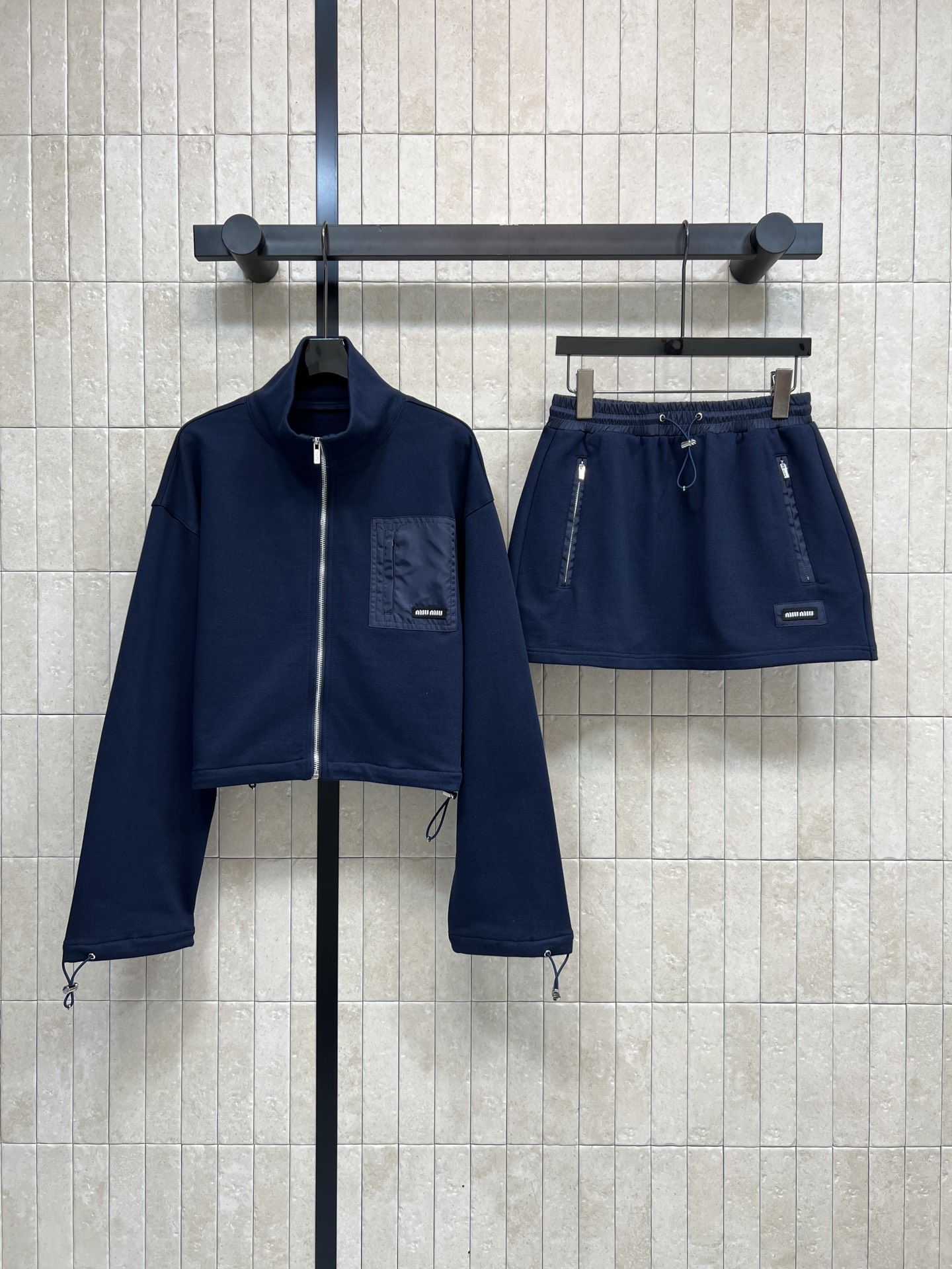 NO:608755,MIU home 25 new autumn and winter style navy blue zipper sweatshirt suit, stand-up collar zipper jacket and skirt of the same color, jacket stand-up collar design, square patch pocket on the chest + brand logo, cuffs and hem drawstring elastic cuffs, perfect details, a set of upper body with both sporty and fashionable sense, easy to create a sweet and cool style, one color and three codes SML,,miumiu,hoodie,sweatshirts,skirts,jackets & coats,alexander wang19860909MIU家 25秋冬新款 海军蓝拉链卫衣套装 立领拉链夹克和同色半身裙 夹克立领设计 胸前方形贴袋+品牌徽标 袖口和下摆抽绳松紧收口 细节满分 一套上身运动感与时尚感兼具 轻松打造甜酷风格 一色三码 SML,,miumiu,hoodie,sweatshirts,skirts,jackets & coats,alexander wang,Women's clothing