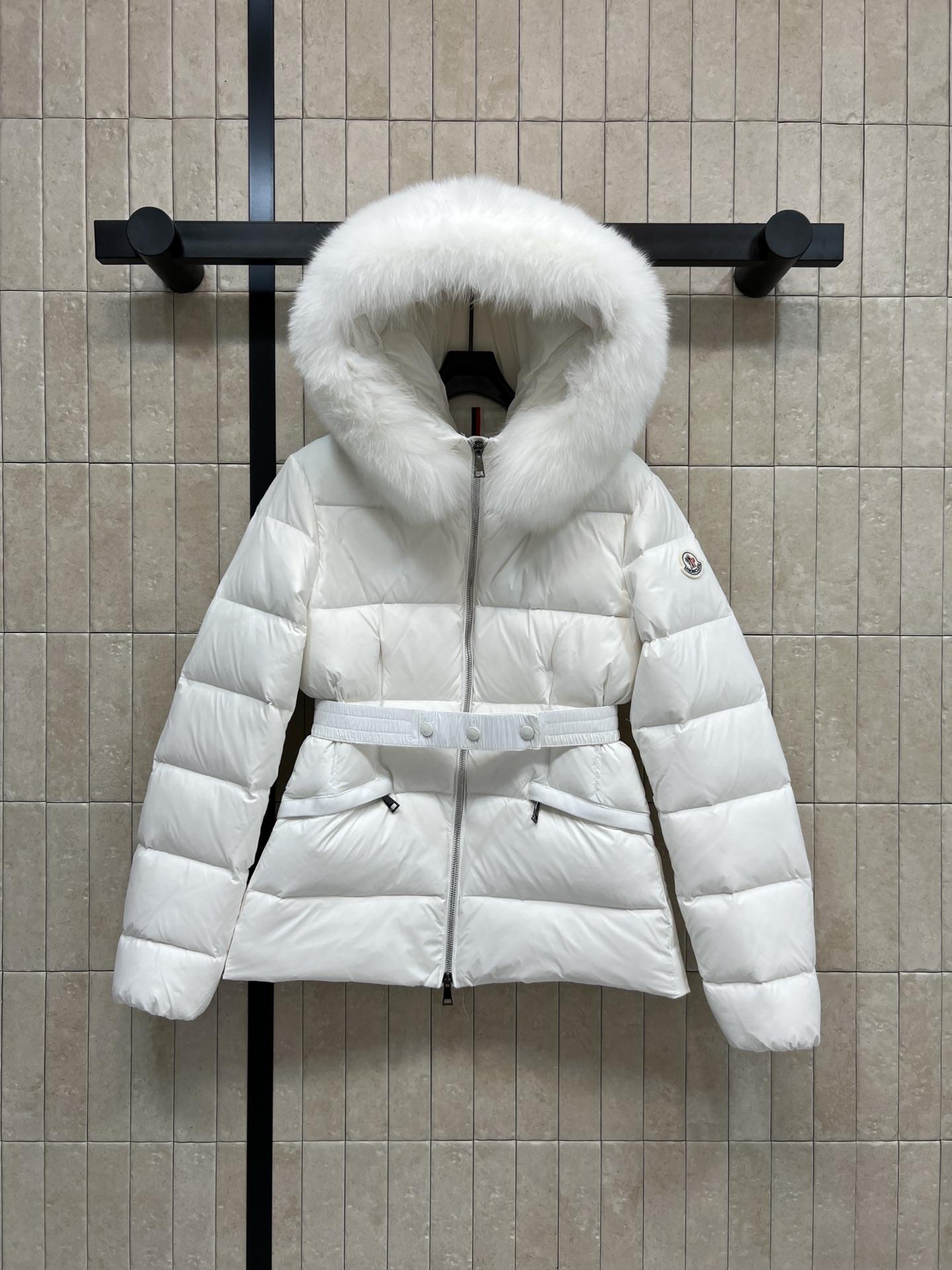 NO:608766,Comes with dust bag Mojia 25 new autumn and winter short down jacket with fur collar and waist. Filled with national standard 90 white goose down. Absolutely full of down texture. The slim cut highlights the temperament of this down jacket. It is fluffy and not bloated. It is light and neat. The fur collar on the collar is very textured. It is super slim and age-reducing. It is both warm and fashionable. It is definitely a versatile and unmistakable thermal artifact for daily outings. Two colors and four codes.  1-2-3-4,,down jacket,alexander wang19860909配防尘袋Mo家 25秋冬新款 毛领收腰短款羽绒服 国标90白鹅绒填充 绝对足绒的质感哦 修身剪裁凸显这款羽绒服的气质 蓬松毫无臃肿感 轻盈利落 领口的毛领很有质感 超级显瘦又减龄 保暖和时髦兼具 日常出街绝对是百搭不会出错的保暖神器 两色四码 1-2-3-4,,down jacket,alexander wang,Women's clothing