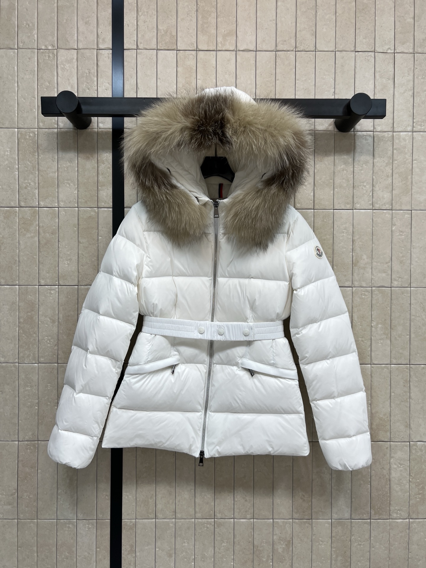 NO:608774,Comes with dust bag Mojia 25 new autumn and winter short down jacket with fur collar and waist. Filled with national standard 90 white goose down. Absolutely full of down texture. The slim cut highlights the temperament of this down jacket. It is fluffy and not bloated. It is light and neat. The fur collar on the collar is very textured. It is super slim and age-reducing. It is both warm and fashionable. It is definitely a versatile and unmistakable thermal artifact for daily outings. Two colors and four codes.  1-2-3-4,,down jacket,alexander wang19860909配防尘袋Mo家 25秋冬新款 毛领收腰短款羽绒服 国标90白鹅绒填充 绝对足绒的质感哦 修身剪裁凸显这款羽绒服的气质 蓬松毫无臃肿感 轻盈利落 领口的毛领很有质感 超级显瘦又减龄 保暖和时髦兼具 日常出街绝对是百搭不会出错的保暖神器 两色四码 1-2-3-4,,down jacket,alexander wang,Women's clothing