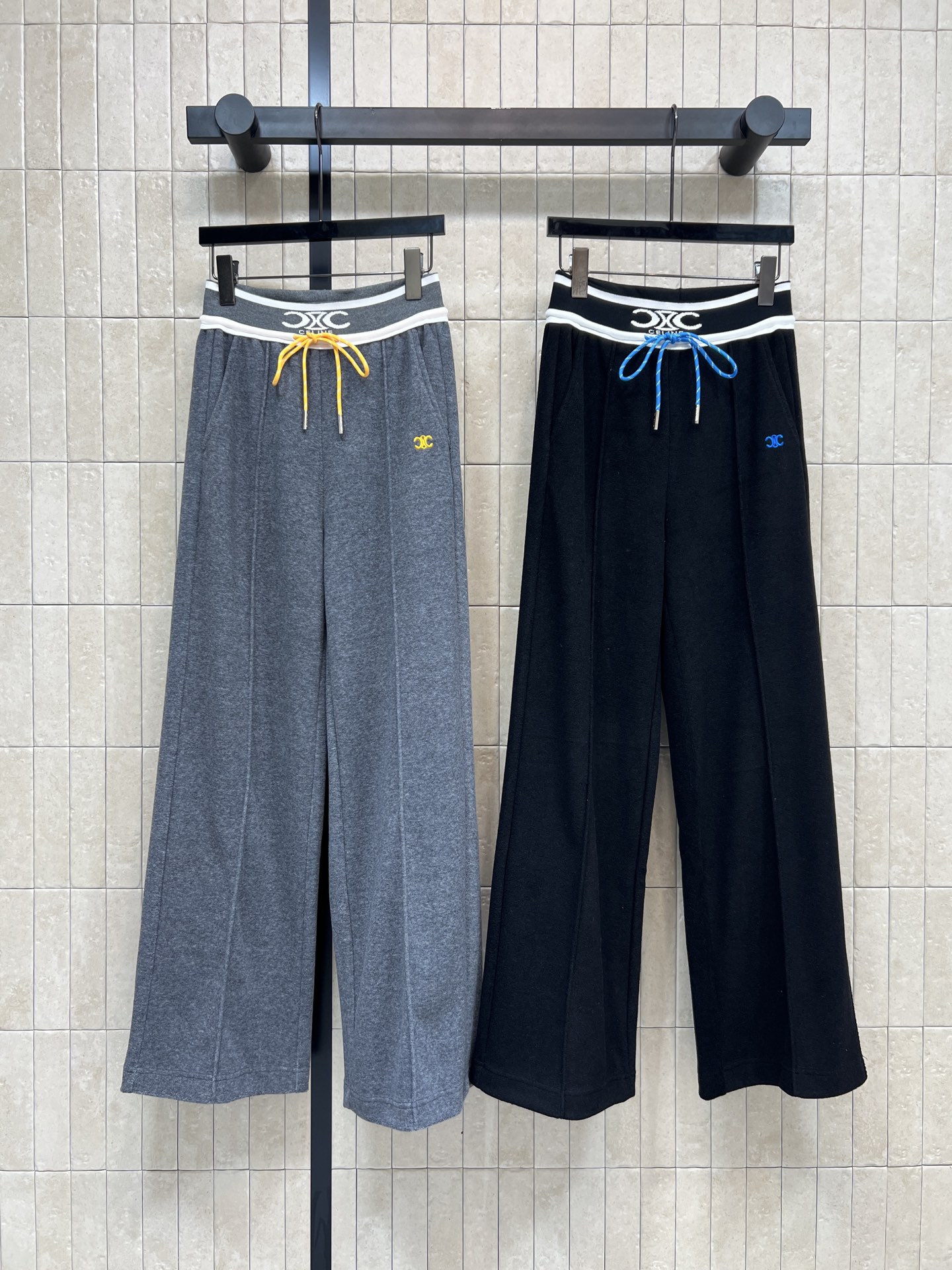 NO:609547,CE Home's 25 new autumn and winter logo elastic waist wide-leg sweatpants. Soft knitted fabric. Comfortable and warm to wear. High-waisted logo elastic band + drawstring waist design. The waist fit is not easy to slip off. Full of vitality. Loose and wide legs. Modify the leg shape. Classic brand embroidered logo. Highly recognizable. Easy to control in daily leisure and sports and fitness. Pair with sweatshirt or sports shoes. Simple and fashionable getv!  Two colors and three codes SML,,sneakers,hoodie,sweatshirts,alexander wang19860909CE家 25秋冬新款 logo松紧腰阔腿卫裤 柔软针织面料 穿着舒适又保暖 高腰logo松紧带+抽绳收腰设计 腰部贴合不易滑落 活力满满 裤腿宽松阔腿 修饰腿型 经典品牌刺绣logo 辨识度高 日常休闲、运动健身都能轻松驾驭 搭配卫衣或运动鞋 简约时尚getv！两色三码 SML,,sneakers,hoodie,sweatshirts,alexander wang,Women's clothing