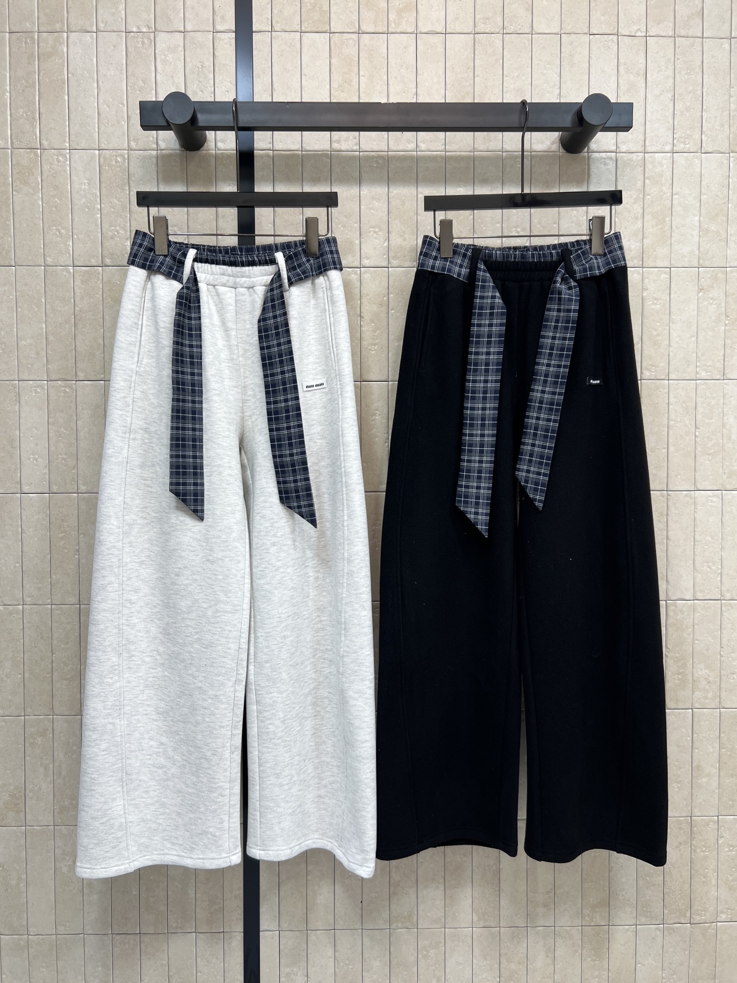 NO:609564,MIU's 25 new autumn and winter plaid strappy wide-leg sweatpants are made of soft velvet sweatpants fabric with perfect drape and are super comfortable to wear!  High-waisted loose fit, great leg shape. Contrasting plaid double-waist design on the waist + plaid strap decoration. Simple and fashionable. Whether paired with a sweater or a knitted sweater, you can easily create a lazy and casual style. Suitable for daily outings or at home~two colors and three sizes SML,,miumiu,hoodie,sweatshirts,alexander wang19860909MIU家 25秋冬新款 格纹绑带双腰头阔腿卫裤 采用柔软加绒卫裤面料 垂坠感满分 穿着超舒适！高腰宽松版型 修饰腿型超赞 腰部撞色格纹双腰设计 +格纹绑带装饰 简约又有时髦 无论搭配卫衣还是针织衫 都能轻松打造慵懒随性风 日常出街或居家都很适合~两色三码 SML,,miumiu,hoodie,sweatshirts,alexander wang,Women's clothing