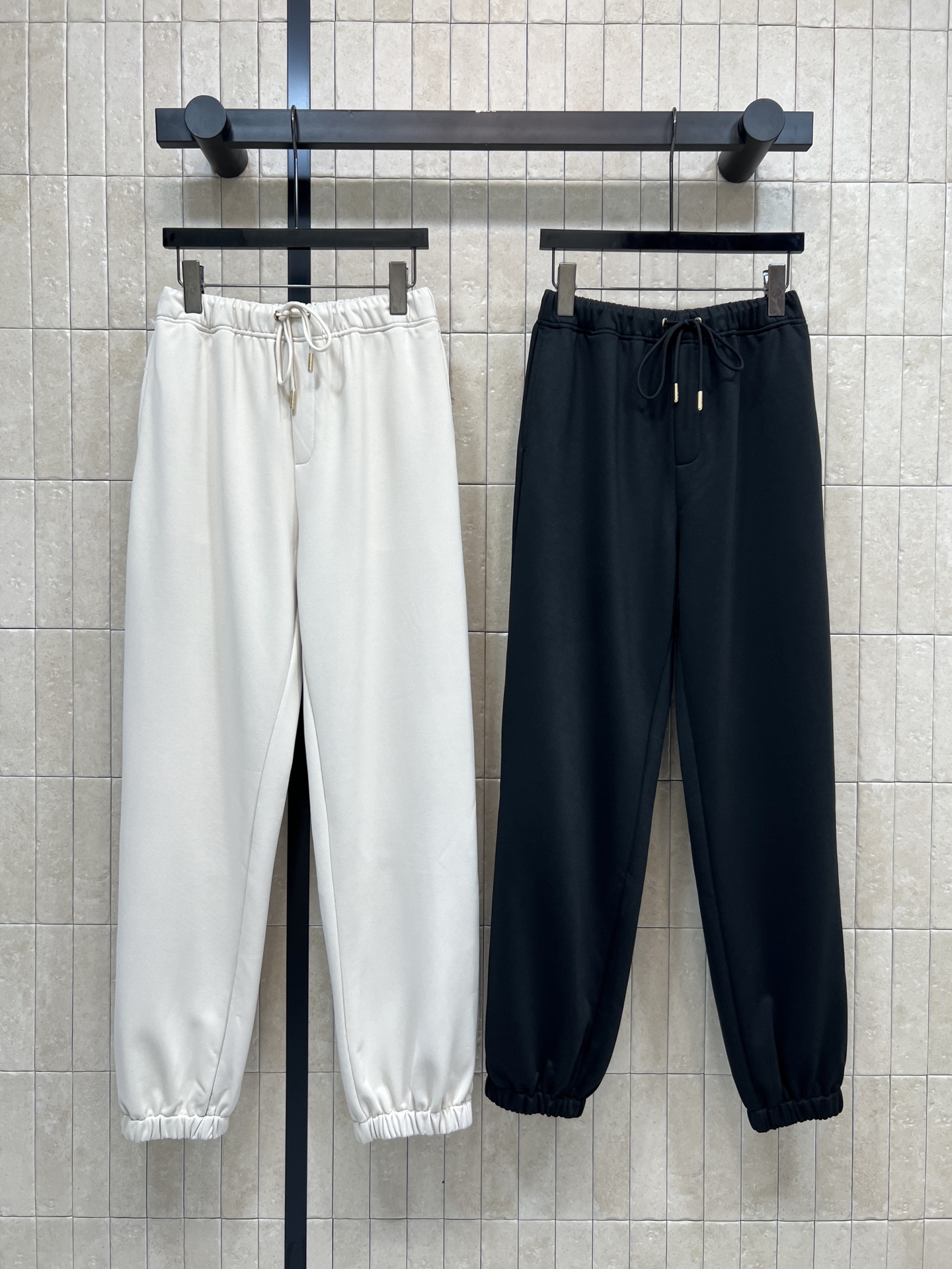 NO:609573,FD Home's 25 new autumn and winter high-waisted sports pants, loose straight fit + elastic drawstring waist, comfortable and slim!  The trouser hem drawstring design makes it easier to move around. It’s OK for daily leisure or sports. Classic black and white. Versatile. It looks good with any combination. Simple style. It’s very stylish when paired with T-shirts and sweaters. It’s easy to get dressed casually!  Two colors and three sizes, dior, hoodie, sweatshirts, tees, t-shirt, alexander wang19860909FD家 25秋冬新款 高腰束脚运动卫裤 宽松直筒版型+松紧抽绳腰部 舒适又显瘦！裤脚束口设计 活动更方便 日常休闲或运动都OK 经典黑色 .白色百搭 怎么搭都好看 简约风格 随便配T恤、卫衣都很有型 轻松get随性穿搭！两色三码,,dior,hoodie,sweatshirts,tees，t-shirt,alexander wang,Women's clothing
