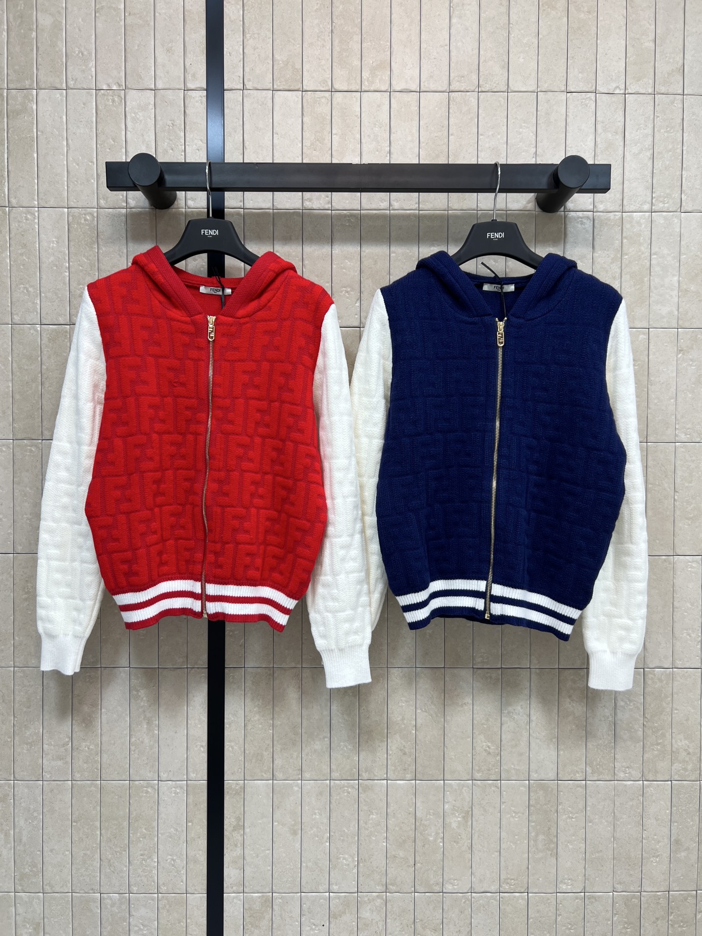 NO:609581,FD Home 25 new autumn and winter style double F jacquard contrasting color knitted hooded cardigan. The brand's classic FF jacquard knit is stylish and stylish. It is durable and easy to wear. The loose straight version is relaxed and comfortable. It hides the flesh perfectly. The upper body is sunny and age-reducing, with a refreshing girlish temperament. Full of sportiness. The overall casual style is very suitable for daily wear in autumn and winter. It is both warm and fashionable. Two colors and three codes, dior, hats, alexander wang19860909FD家 25秋冬新款 双F提花撞色针织针连帽开衫 品牌经典FF提花针织 大气时髦 耐看好穿 宽松的直身版型 松弛自在 藏肉一绝 上身就是阳光减龄清爽少女气质 运动感满满 整体休闲风 秋冬日常穿搭超适合既保暖又时髦 两色三码,,dior,hats,alexander wang,Women's clothing