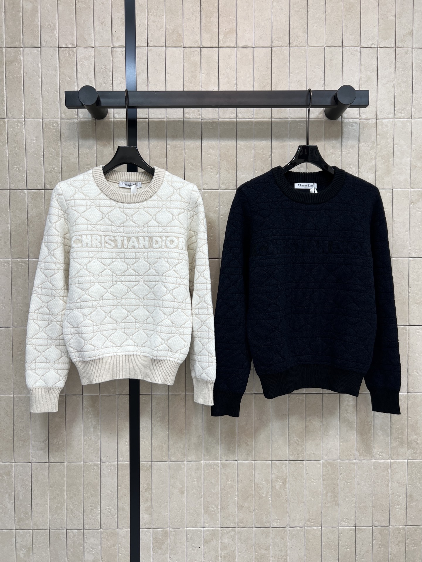 NO:609558,D's 25 new autumn and winter diamond pattern knitted sweater, soft knitted material, super comfortable and warm to wear!  The jacquard embroidery of the letter logo on the chest is full of brand sense. The loose fit + ribbed cinch design can modify the body shape without being bloated. It is very fashionable to wear with jeans or skirts. It is easy to create a lazy and casual style ~ you can hold it for daily commuting and leisure!  Two colors and three codes,,dior,skirts,jeans,sweaters,alexander wang19860909D家25秋冬新款 菱格纹针织毛衣 柔软针织材质 穿着超舒适又保暖！胸前字母logo提花刺绣 品牌感满满 宽松版型+罗纹收口设计 修饰身形不臃肿 随手搭牛仔裤或半裙都很时髦 轻松打造慵懒随性风~日常通勤、休闲都能hold住！两色三码,,dior,skirts,jeans,sweaters,alexander wang,Women's clothing