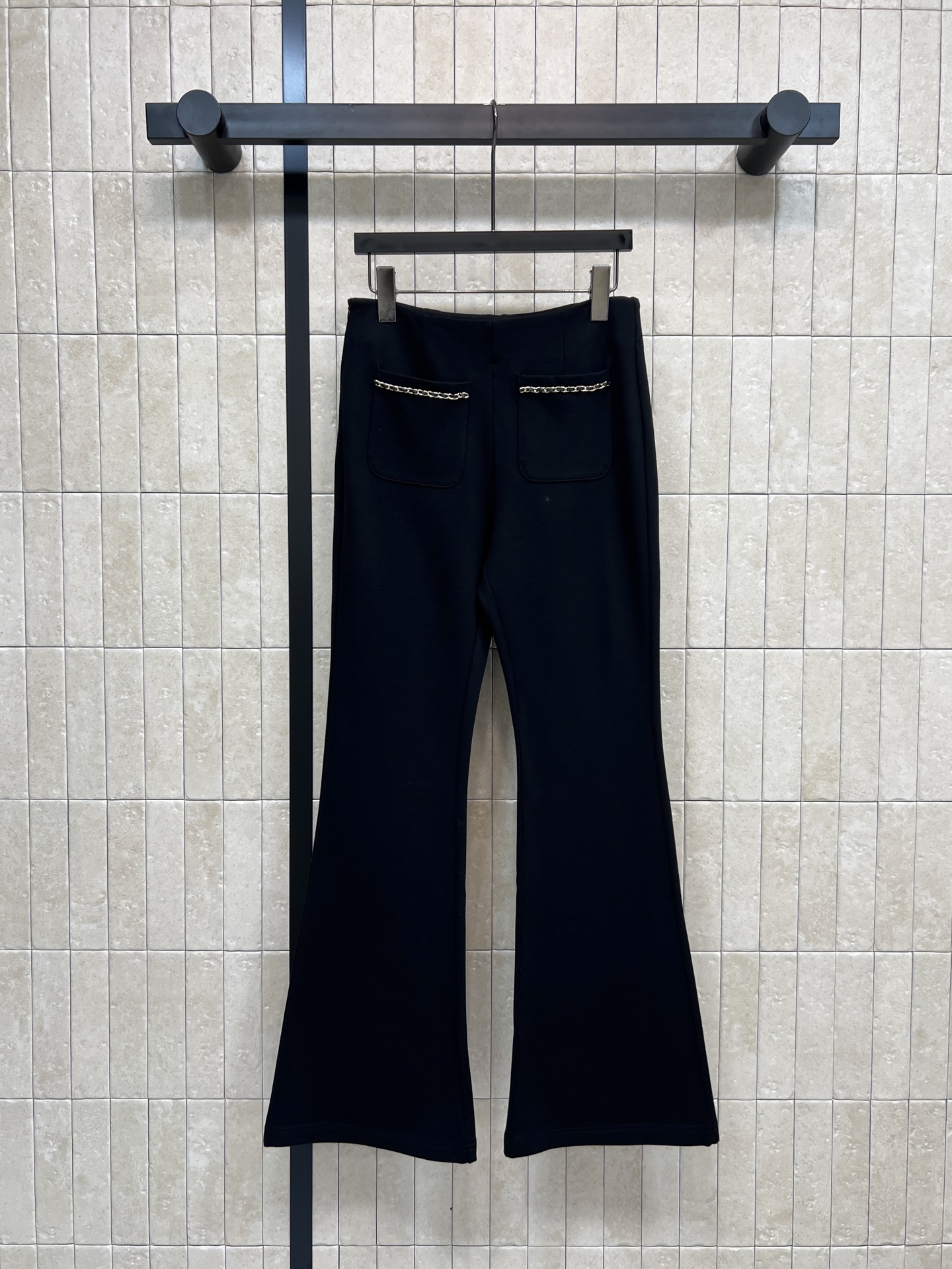 NO:609575,Xiaoxiangjia 25 new autumn and winter style black bootcut trousers decorated with chain pockets, high waist design, modified waistline, elongated leg proportions, slimmer and taller, chain embellishment on the trousers, full of sophistication, suitable for commuting and dating, paired with short boots or high heels, easy to create an elegant and capable look, three sizes in one color,,chanel,boots,high heels,alexander wang19860909小香家 25秋冬新款 链条口袋装饰黑色微喇裤 高腰设计 修饰腰线 拉长腿部比例 显瘦显高 裤身口带链条点缀 精致感满满 通勤约会都很适合 搭配短靴或高跟鞋 轻松打造优雅干练造型 一色三码,,chanel,boots,high heels,alexander wang,Women's clothing
