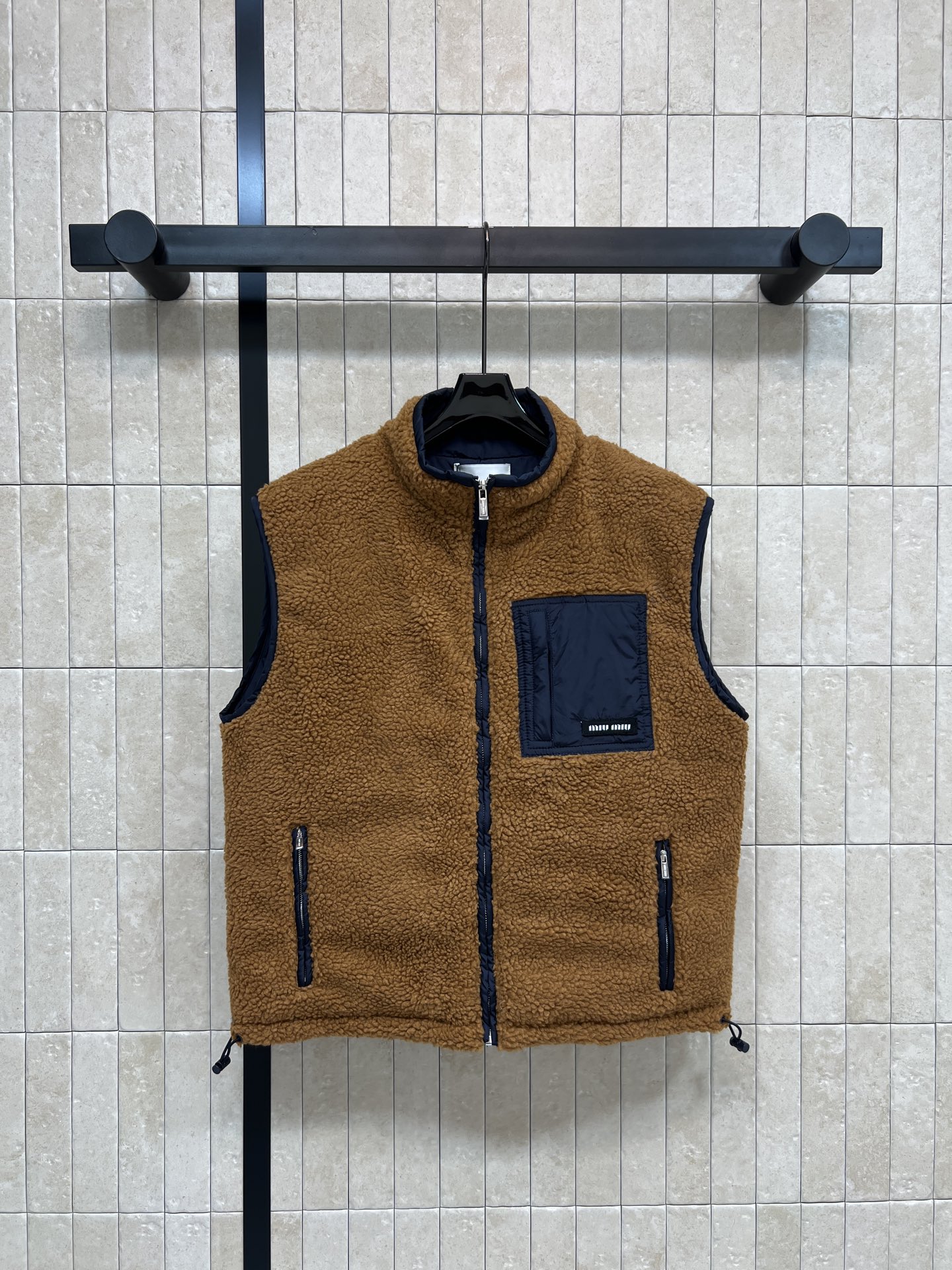 NO:609584,Comes with dust bag MIU Home 25 new autumn and winter style Brown lambswool stand-up collar down vest Brown lambswool hooded down filling Soft and warm A must-have for autumn and winter!  The stand-up collar is windproof and the front zipper pocket is super practical. It is simple and has a sense of detail. It can be easily controlled whether it is outdoor or daily wear. It is comfortable and fashionable!  One color and three sizes,,miumiu,down jacket,hats,alexander wang19860909配防尘袋MIU家 25秋冬新款 棕色羊羔毛立领羽绒马甲 棕色羊羔毛连帽羽绒填充 柔软又保暖 秋冬必备！ 立领防风 正面拉链口袋超实用 简约又有细节感 无论户外还是日常穿搭 都能轻松驾驭 舒适又时髦！一色三码,,miumiu,down jacket,hats,alexander wang,Women's clothing