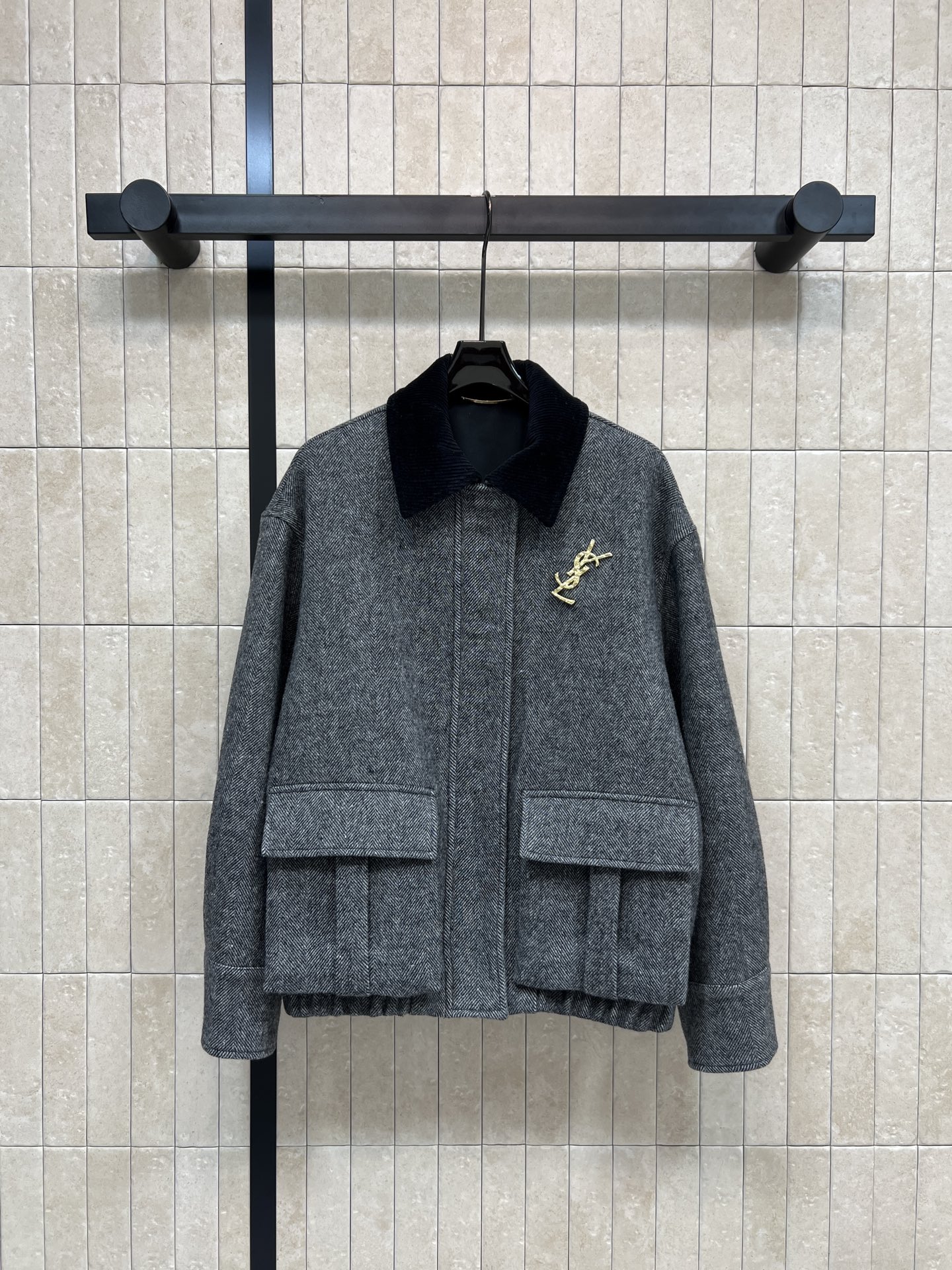 NO:609592,370SL 25 new autumn and winter style corduroy lapel tweed jacket. The black corduroy lapel is full of contrasting colors. It has a retro atmosphere. The loose short version is super friendly to the body. There are two large pockets on the front. Practical and fashionable. The spliced ​​corduroy design is full of details. It looks stylish with any sweater or shirt ~ one color and three sizes, loro piana, jackets & coats, sweaters, shirts, alexander wang19860909370SL 25秋冬新款 灯芯绒翻领粗花呢外套 黑色灯芯绒翻领撞色感满满 复古氛围拉满 宽松短款版型 对身材超友好 前襟有两个大口袋 实用又时髦 拼接灯芯绒设计 细节感十足 随便搭毛衣或衬衫都很有范儿~一色三码,,loro piana,jackets & coats,sweaters,shirts,alexander wang,Women's clothing